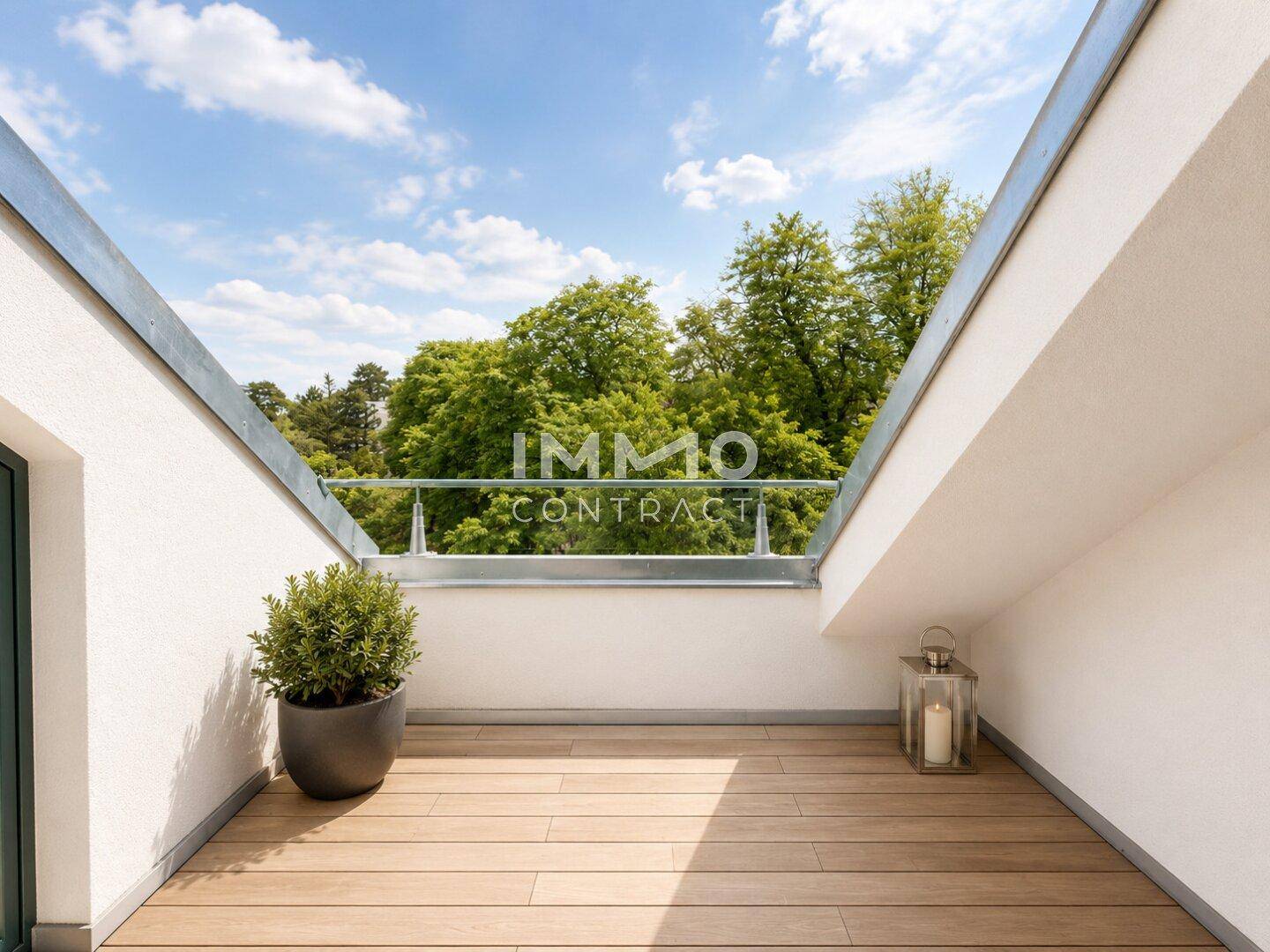 Heller Balkon mit Holzdeck, Topfpflanze und schräger Dachlinie, umgeben von Natur.
