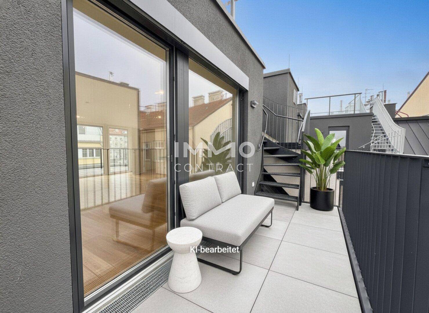 Kleiner Balkon mit modernen Fliesen, Sitzgelegenheiten und einer Wendeltreppe zu einer oberen Ebene.