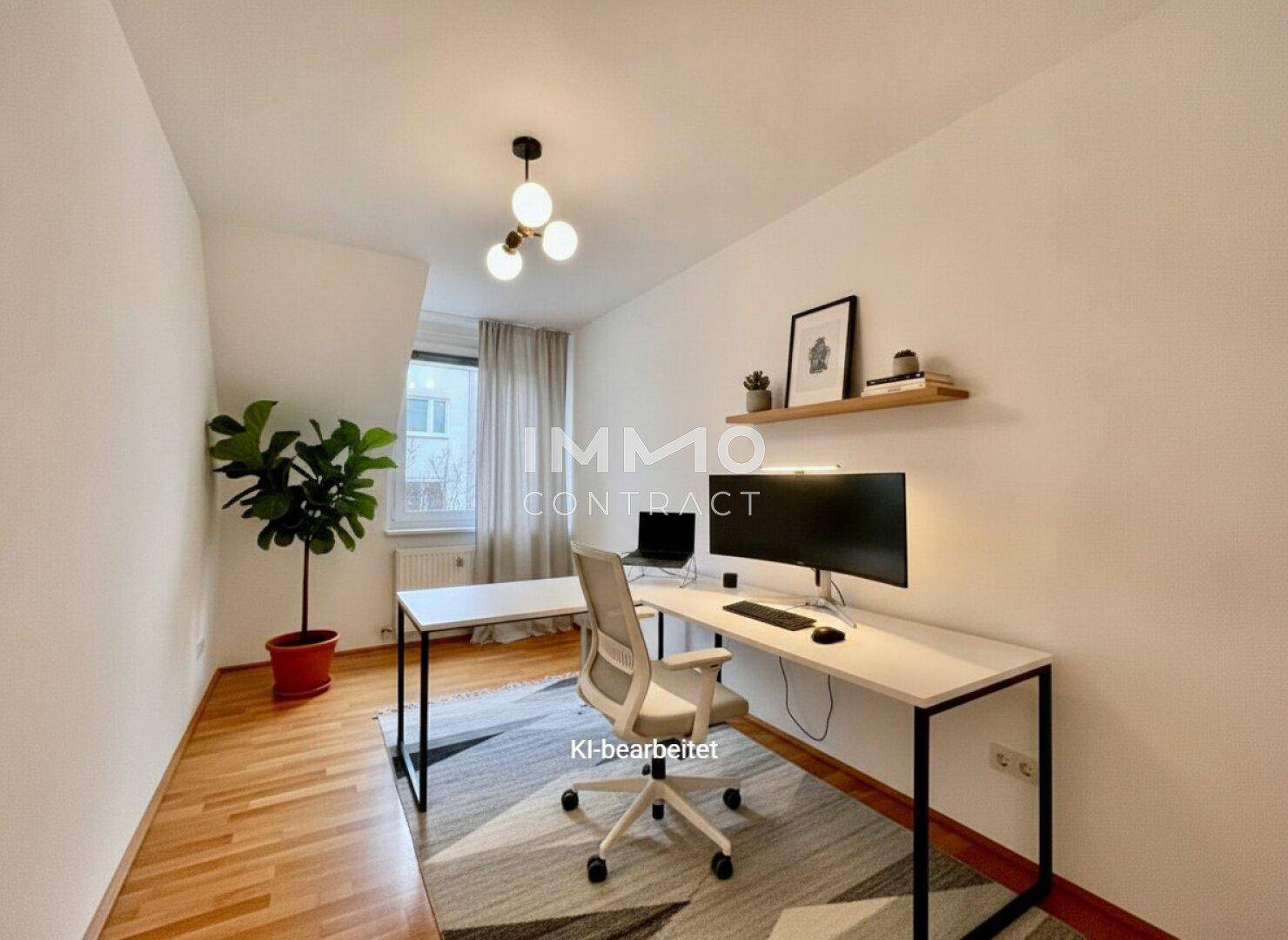 Modernes Heimbüro mit Schreibtisch, ergonomischem Stuhl und Holzfußboden.