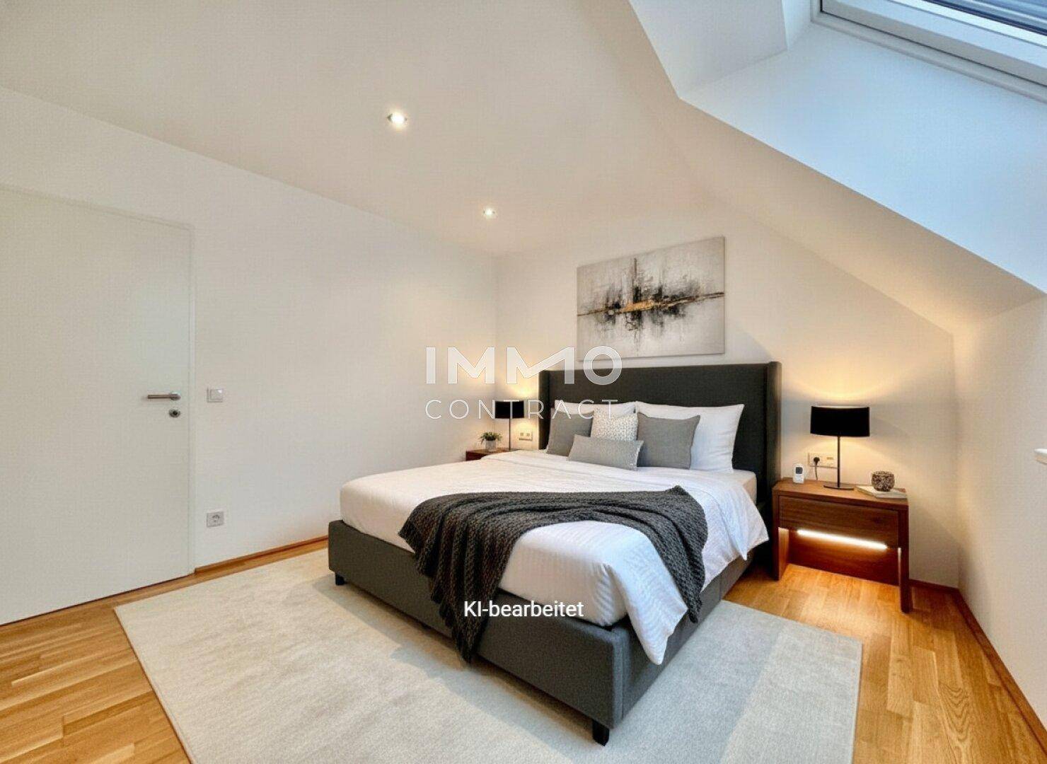 Gemütliches Schlafzimmer mit Doppelbett, Dachschräge und Holzboden.