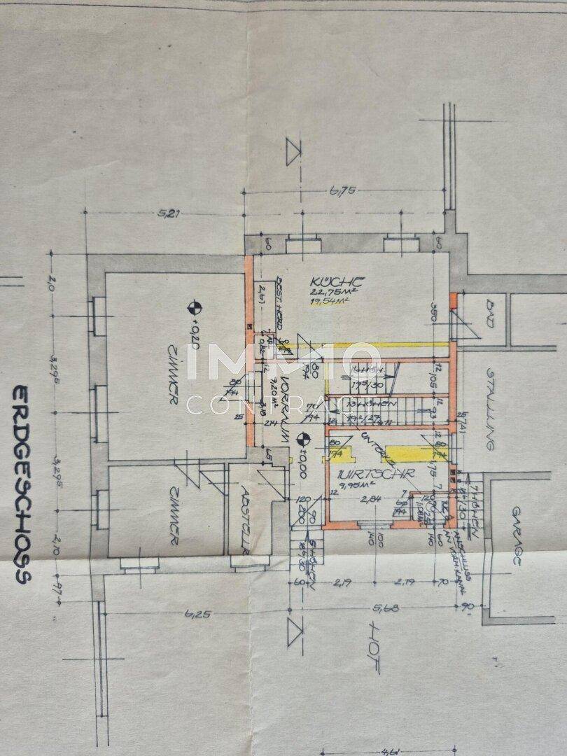 Handgezeichneter Grundriss des Erdgeschosses mit Küche, mehreren Zimmern, Bad, Garage und Hofbereich.