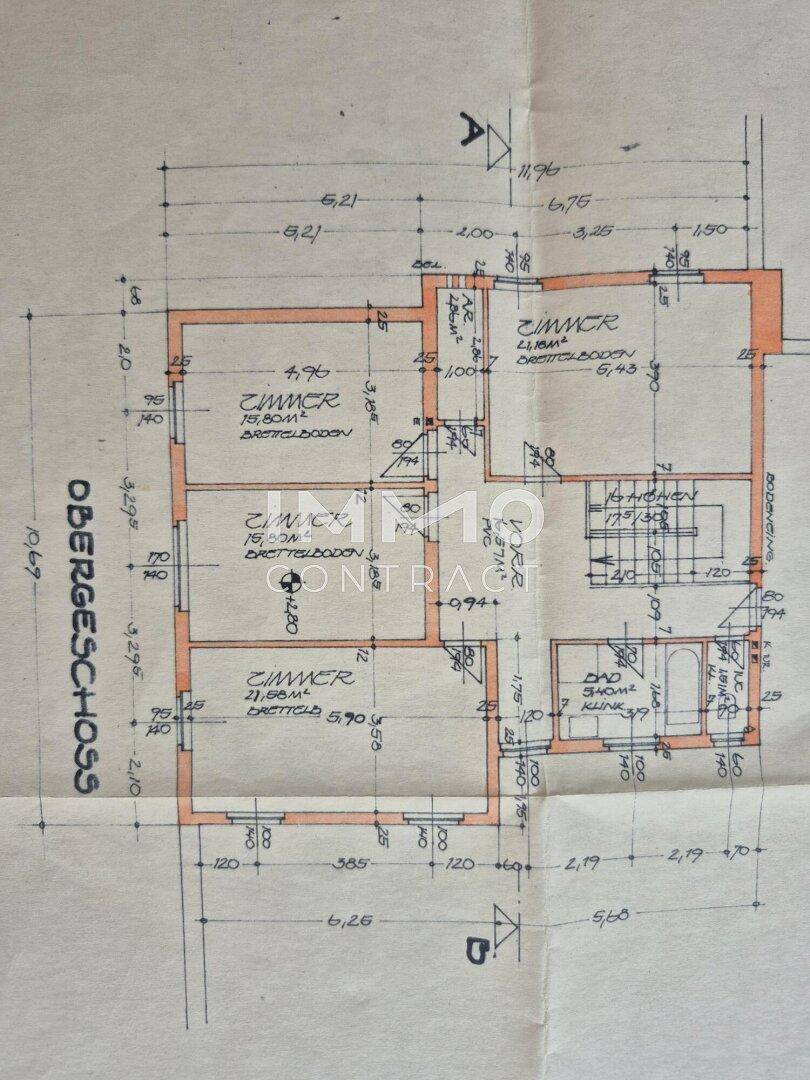 Handgezeichneter Grundriss des Obergeschosses mit mehreren Zimmern, Küche und Badezimmer.