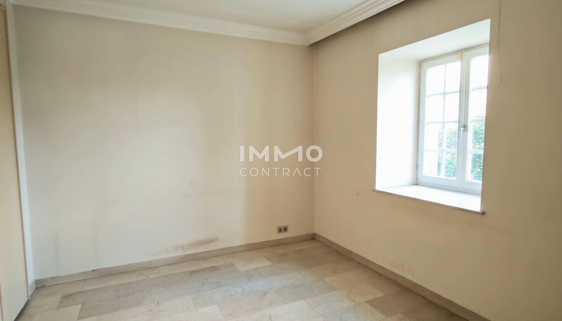 Leeres Zimmer mit Fliesenboden und Fenster, ideal als Schlafzimmer oder Arbeitszimmer nutzbar.