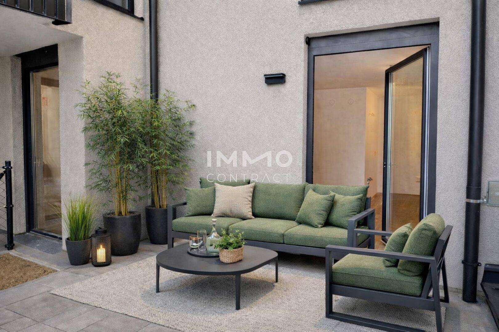Gemütliche Terrasse mit modernen Gartenmöbeln und Pflanzen, ideal zum Entspannen im Freien.