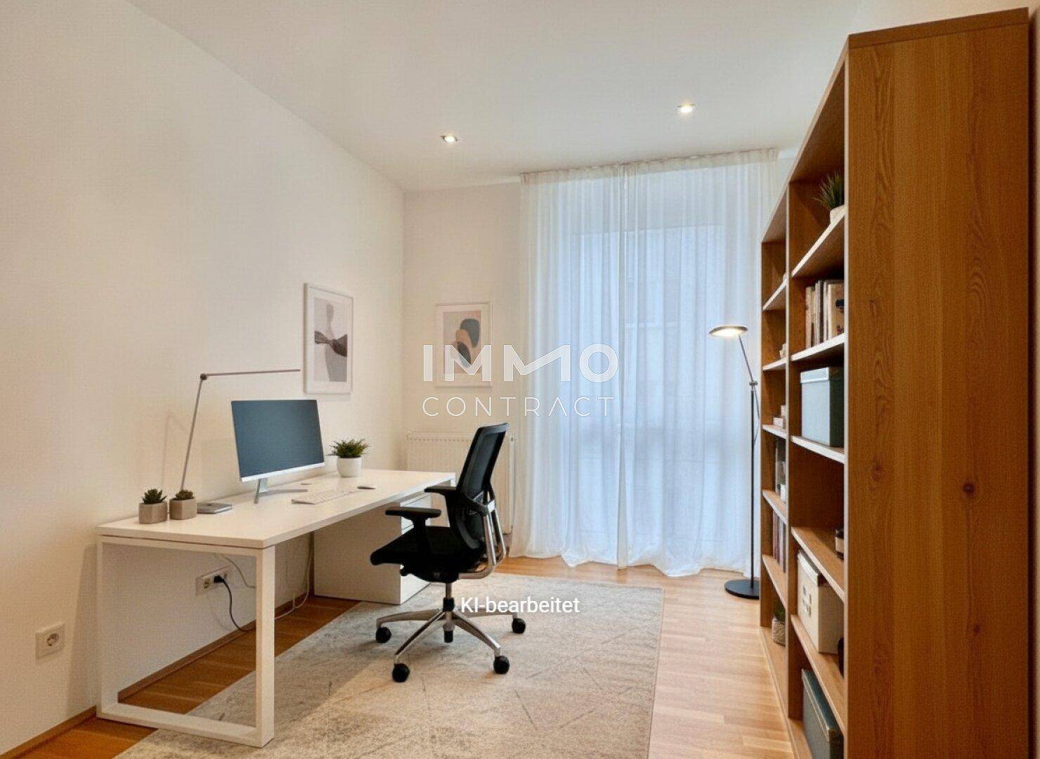 Helles Arbeitszimmer mit großem Schreibtisch, Bücherregal und Blick ins Grüne durch das Fenster.