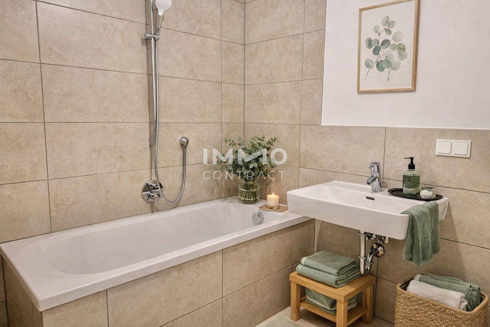 Modernes Badezimmer mit Badewanne, Wandwaschbecken und beigefarbenen Fliesen an Wänden und Boden.