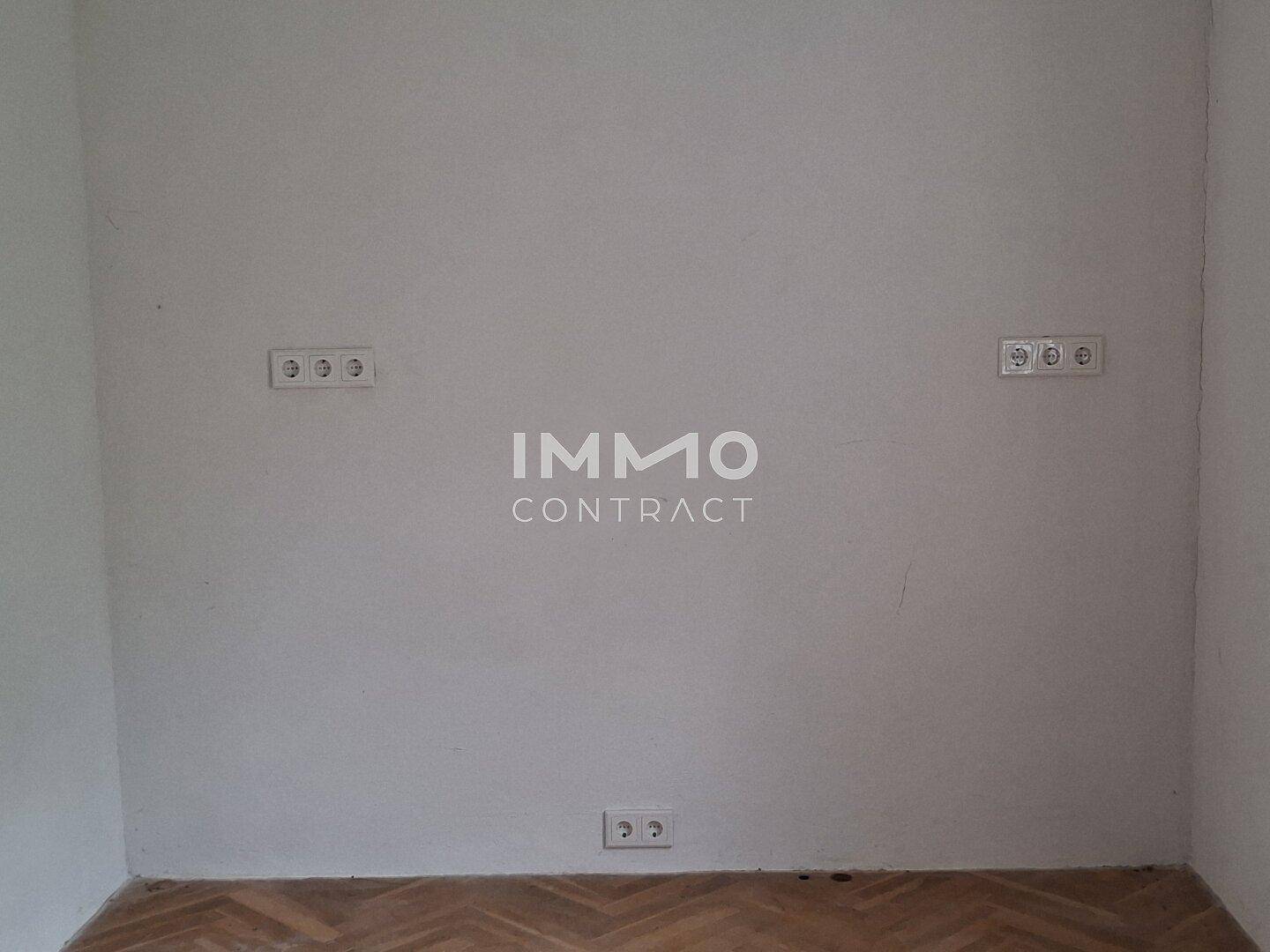 Weiße Wand mit mehreren Steckdosen und Schaltern, deutet auf Renovierungsarbeiten hin.