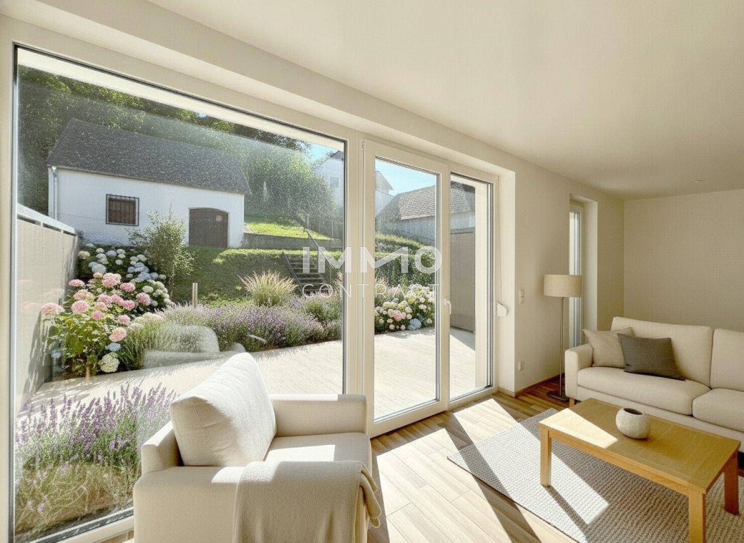 Helles Wohnzimmer mit großen Fensterfronten, die einen direkten Blick auf den gepflegten Garten und das Gartenhaus bieten.