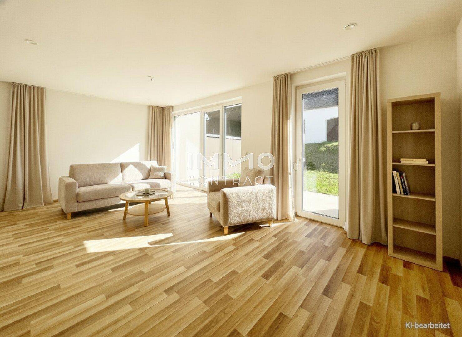 Geräumiges und helles Wohnzimmer mit großen Fensterfronten, hellem Parkettboden und neutraler Einrichtung.