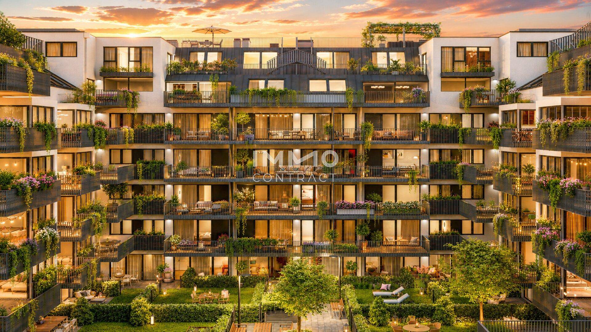 Moderne Wohnanlage mit begrünten Balkonen, Terrassen und einem gemeinschaftlichen Gartenbereich bei Sonnenuntergang.