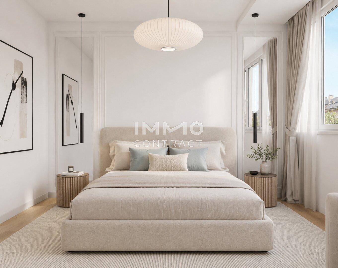 Helles Schlafzimmer mit modernem Bett, stilvollen Nachttischen und großen Fenstern.