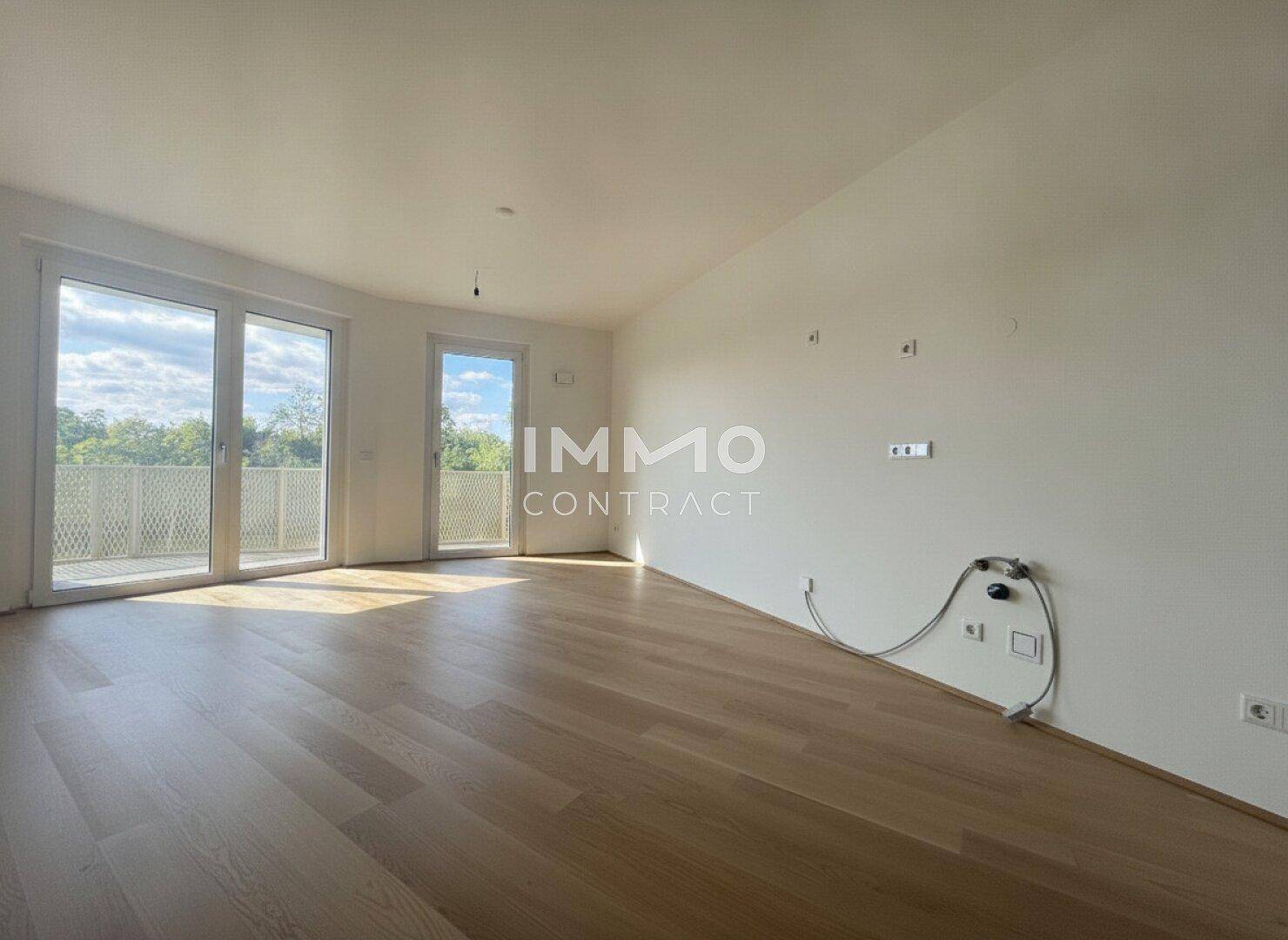 Heller, leerer Wohnraum mit Parkettboden und Zugang zu einem Balkon, ideal für individuelle Gestaltung.