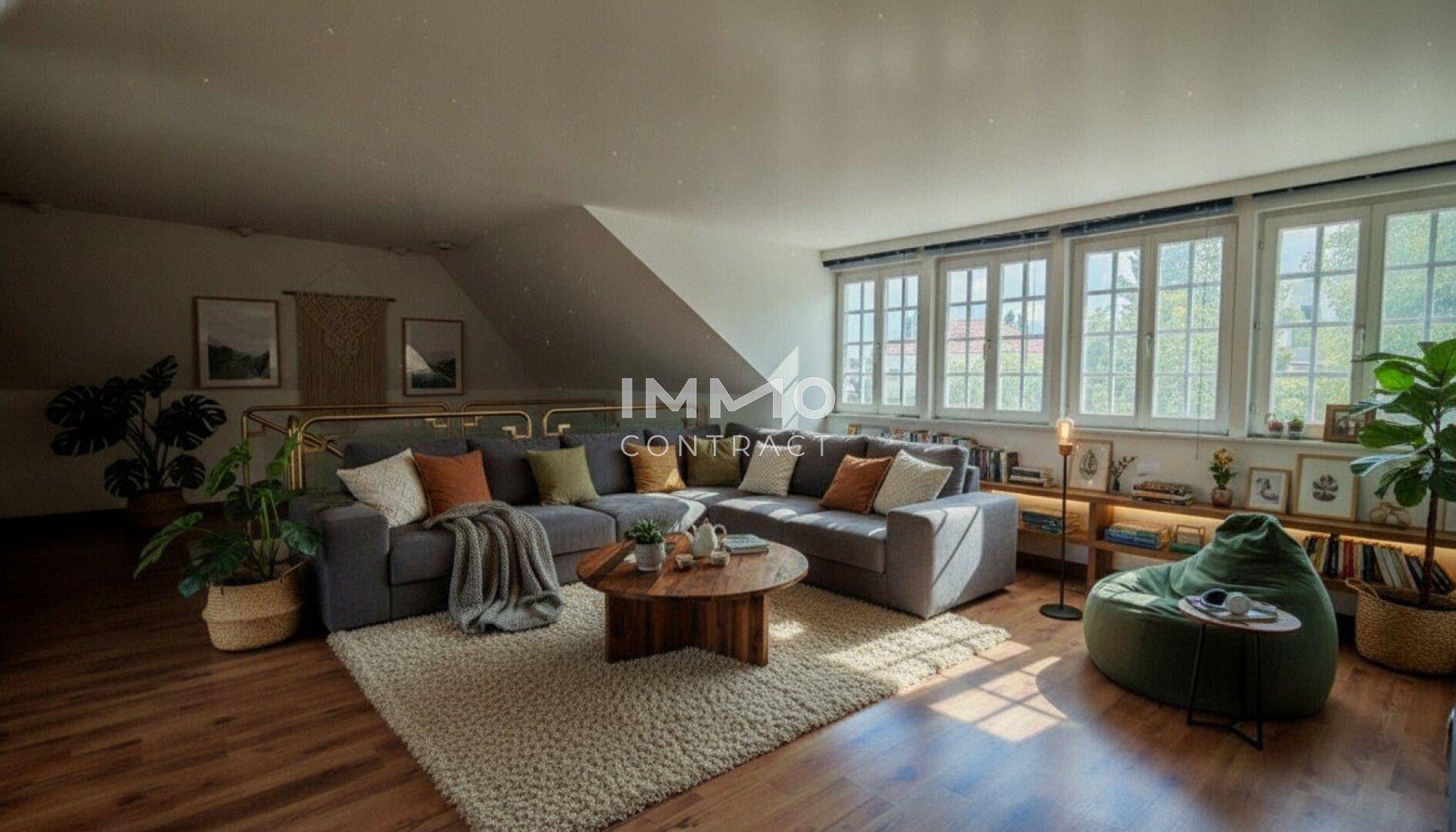 Virtuell inszenierter Wohnbereich im Dachgeschoss mit Holzboden, gemütlichem Sofa und viel Tageslicht.