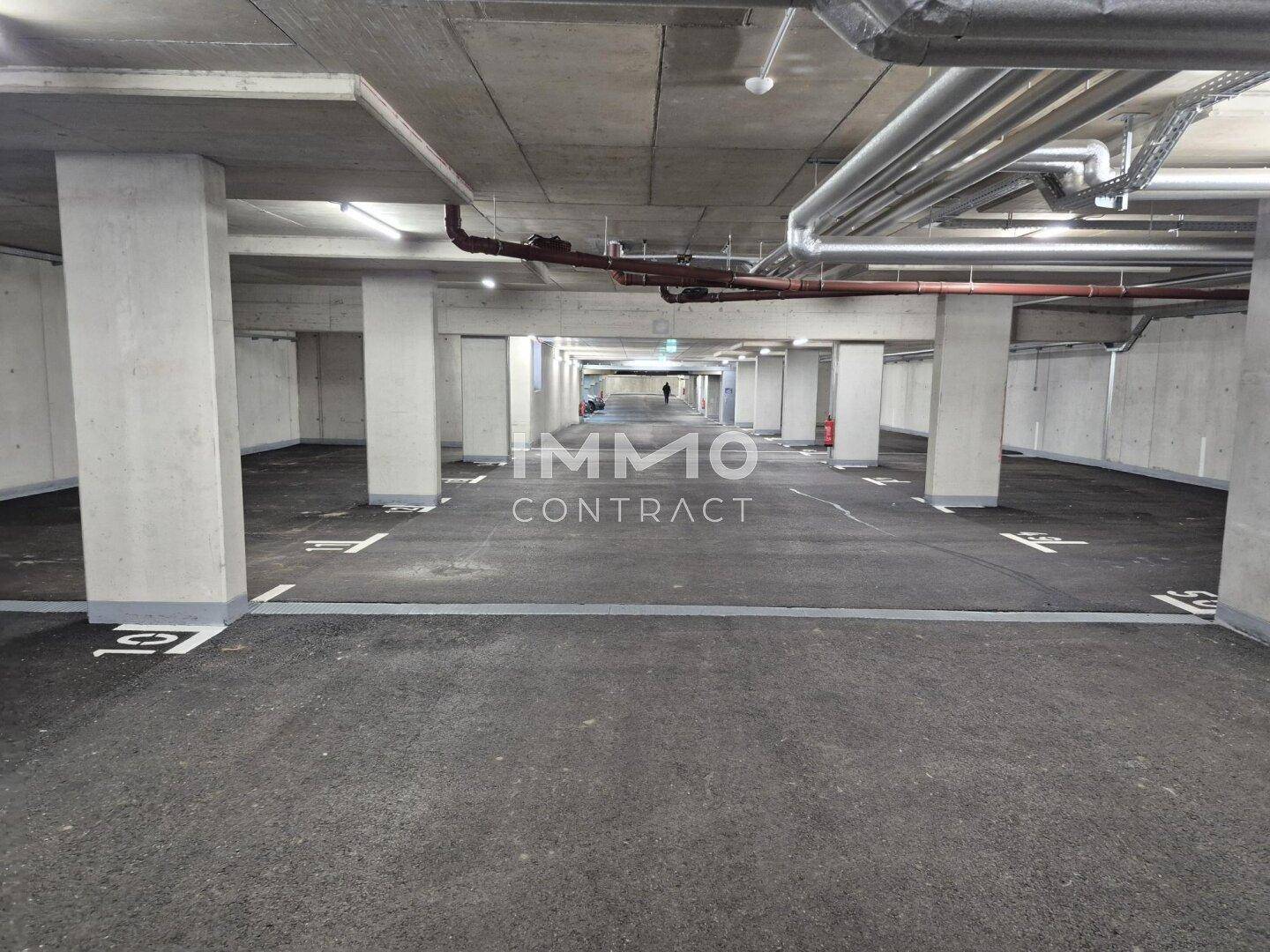Geräumige Tiefgarage mit vielen Stellplätzen und guter Beleuchtung.