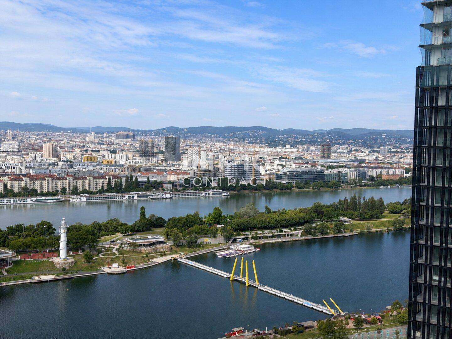 Panoramablick über die Donau und die Skyline von Wien mit moderner Architektur.