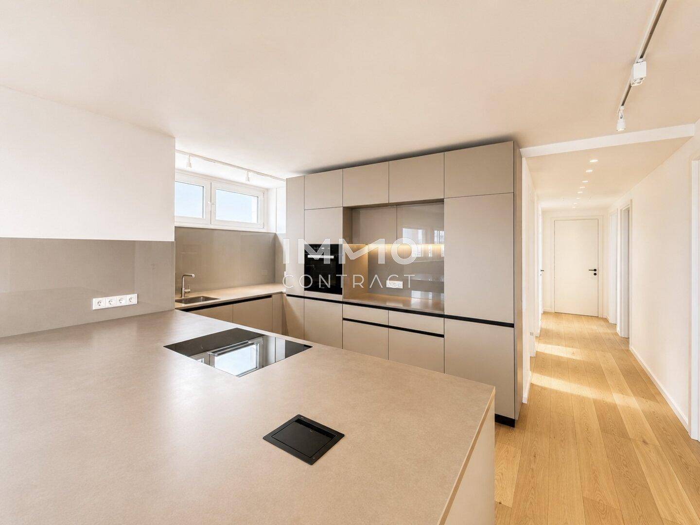 Moderne Einbauküche mit Kücheninsel, integrierten Geräten und hellem Design.