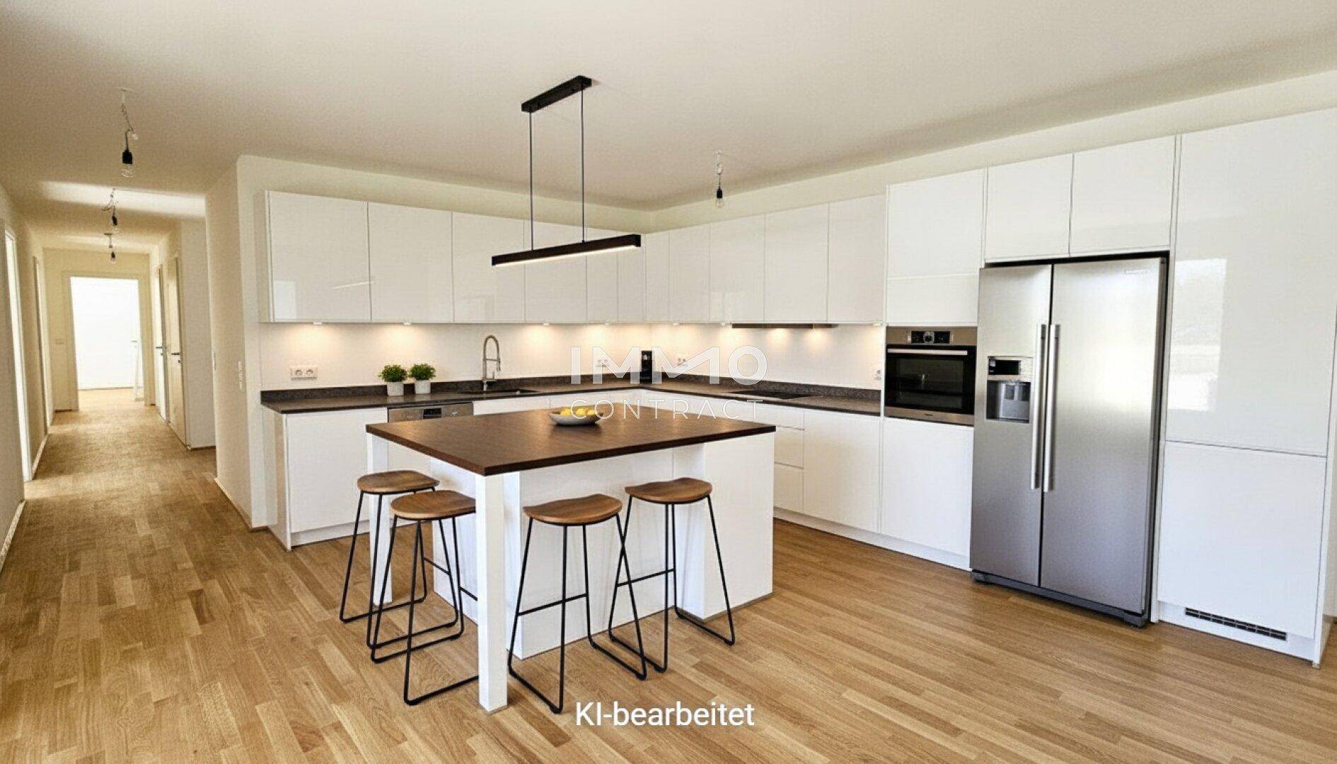 Helle, moderne Küche mit weißen Hochglanzfronten, einer Kücheninsel mit Barhockern und hochwertigen Einbaugeräten.