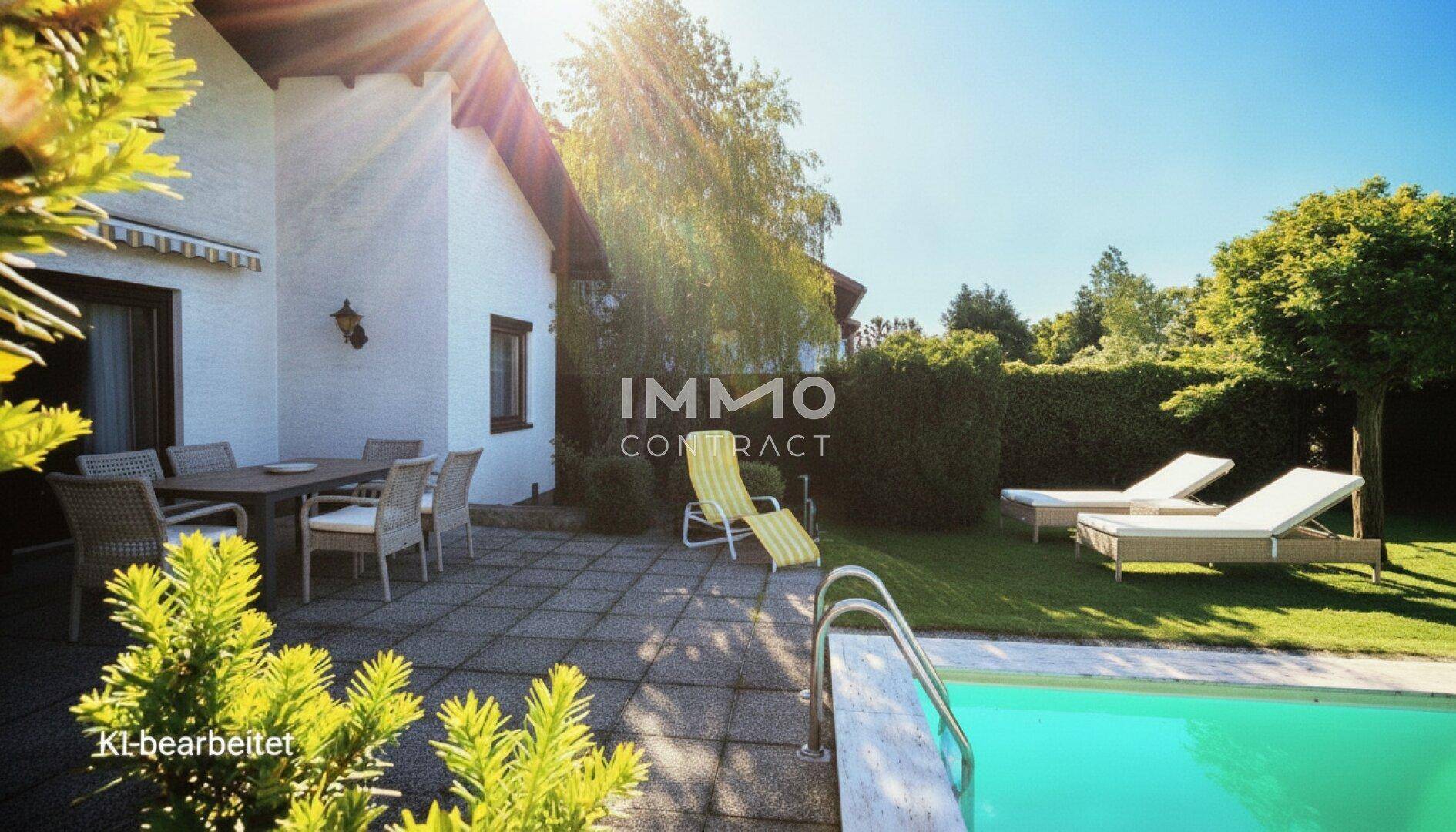Sonnige Terrasse mit Esstisch, Liegestühlen und direktem Zugang zum Swimmingpool.