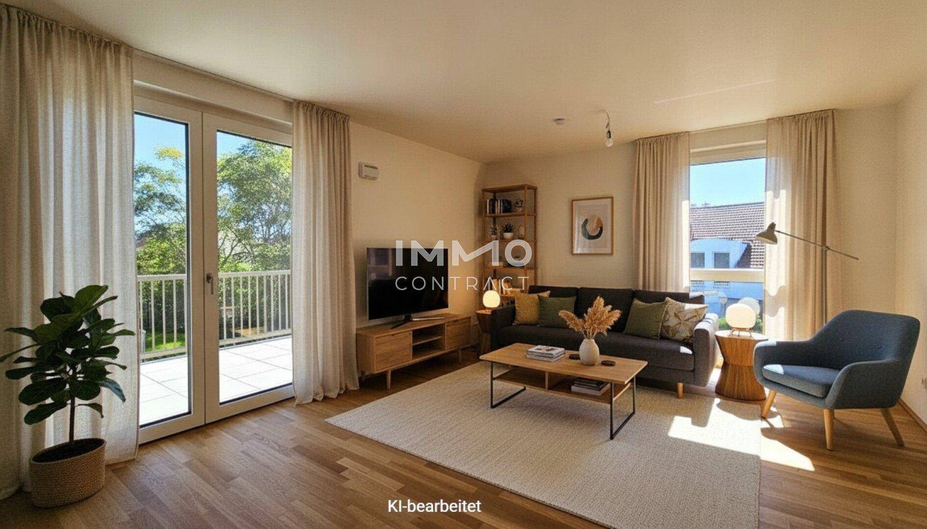 Helles Wohnzimmer mit Holzboden, großen Fenstern, Balkonzugang und moderner Einrichtung.