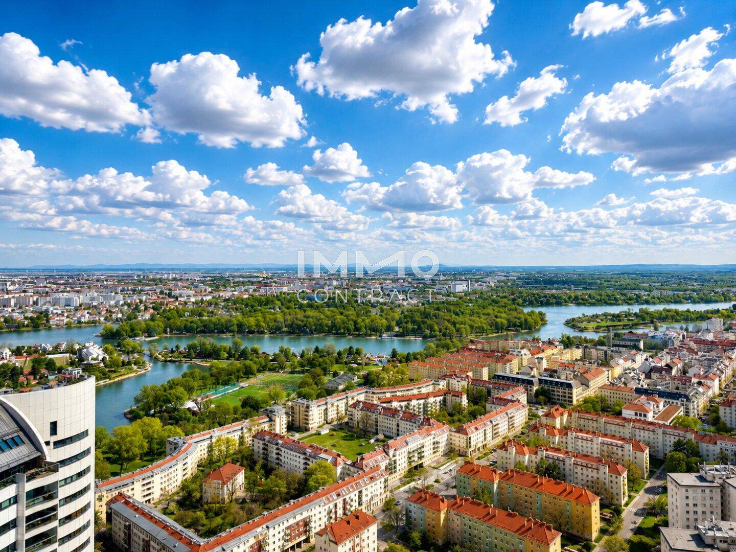 Weitwinkelaufnahme einer Stadt mit einem großen See oder Fluss und umliegenden Wohngebieten.
