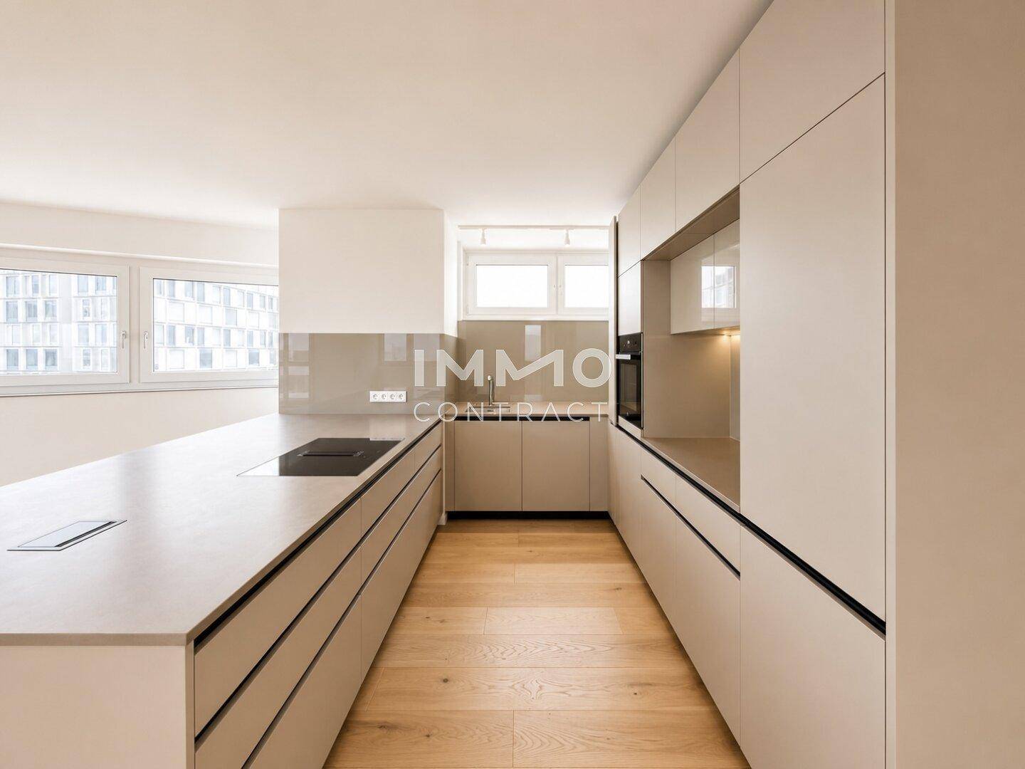 Moderne Einbauküche in hellem Beige mit Kochinsel und integrierten Geräten.