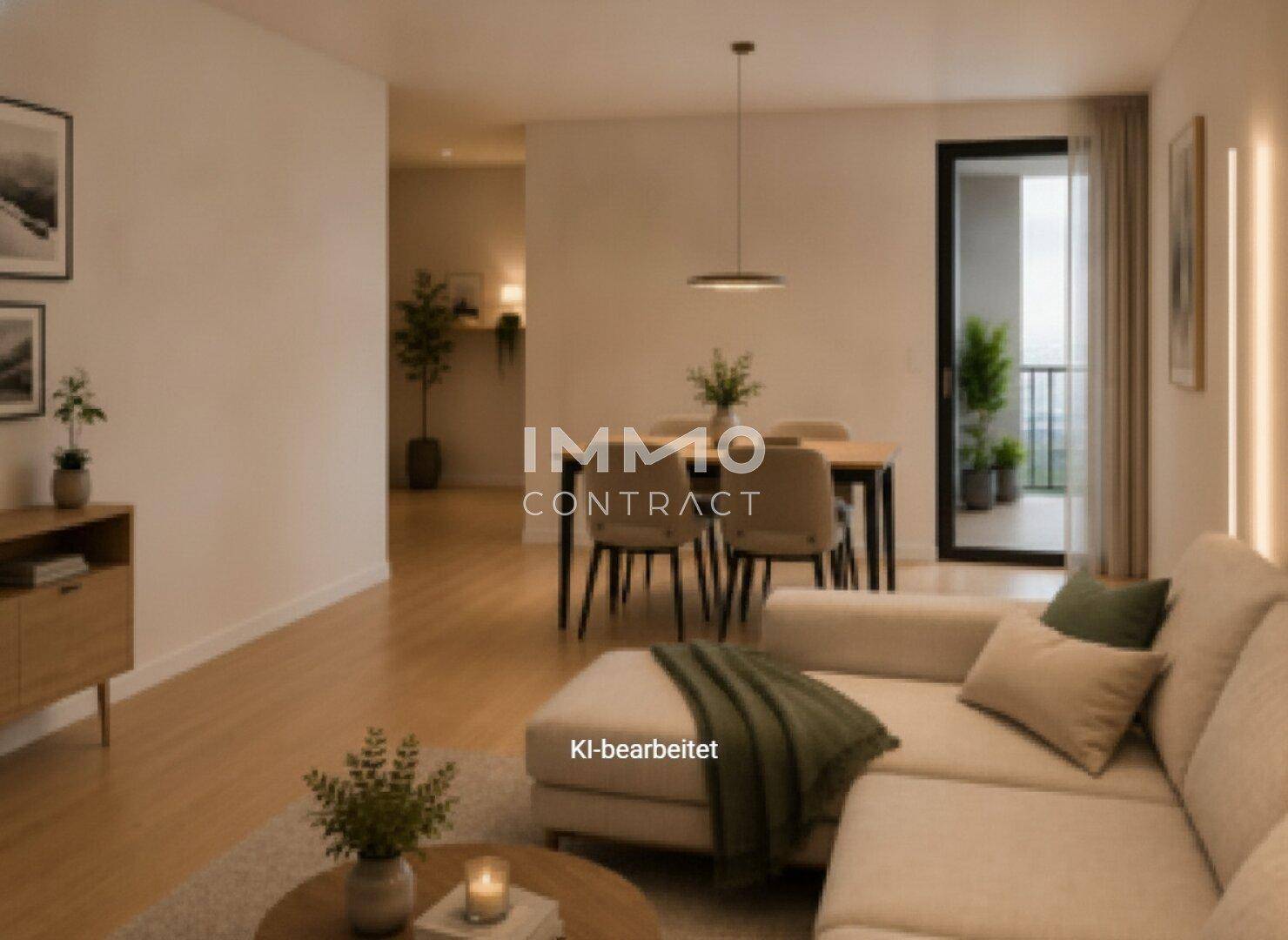 Heller offener Wohn-Essbereich mit beigem Sofa, Esstisch und Zugang zu einem Balkon.