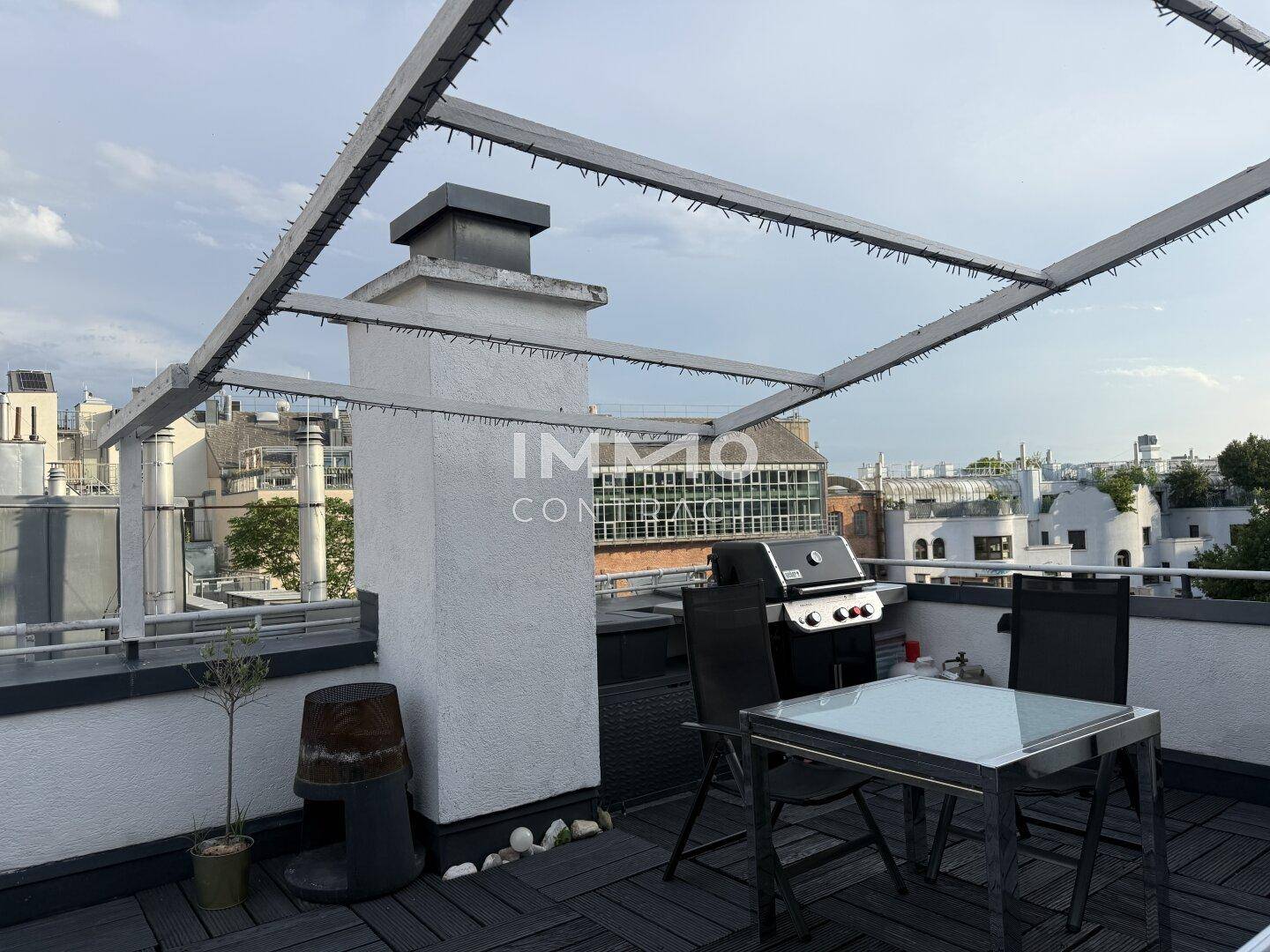 Geräumige Dachterrasse mit Grillbereich, Esstisch und einer Pergola für angenehme Stunden im Freien.