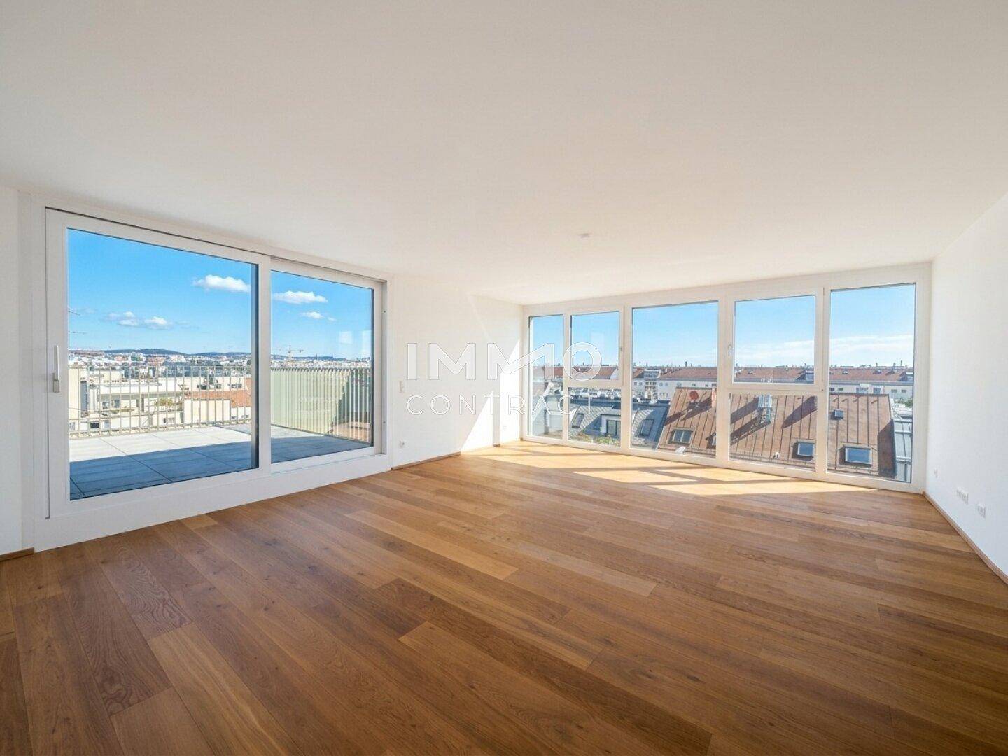 Helles, leeres Wohnzimmer mit großen Fenstern, Holzboden und weitem Stadtblick.