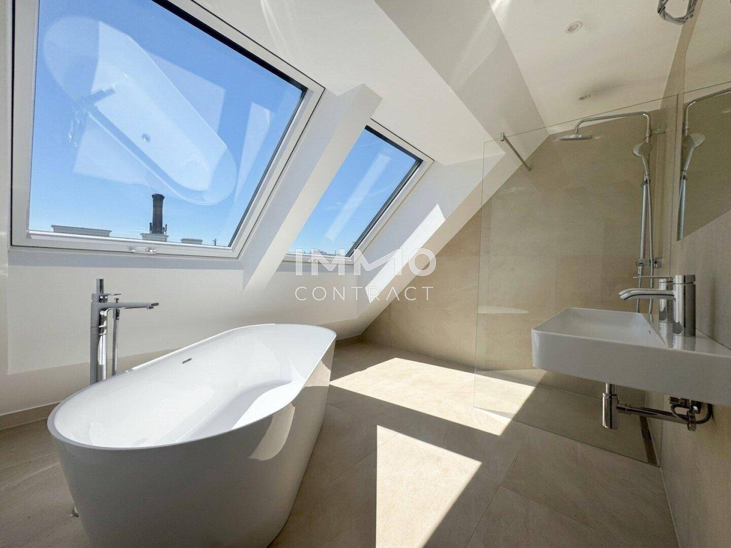 Modernes Badezimmer mit freistehender Badewanne, Dusche und Dachfenstern für natürliches Licht.