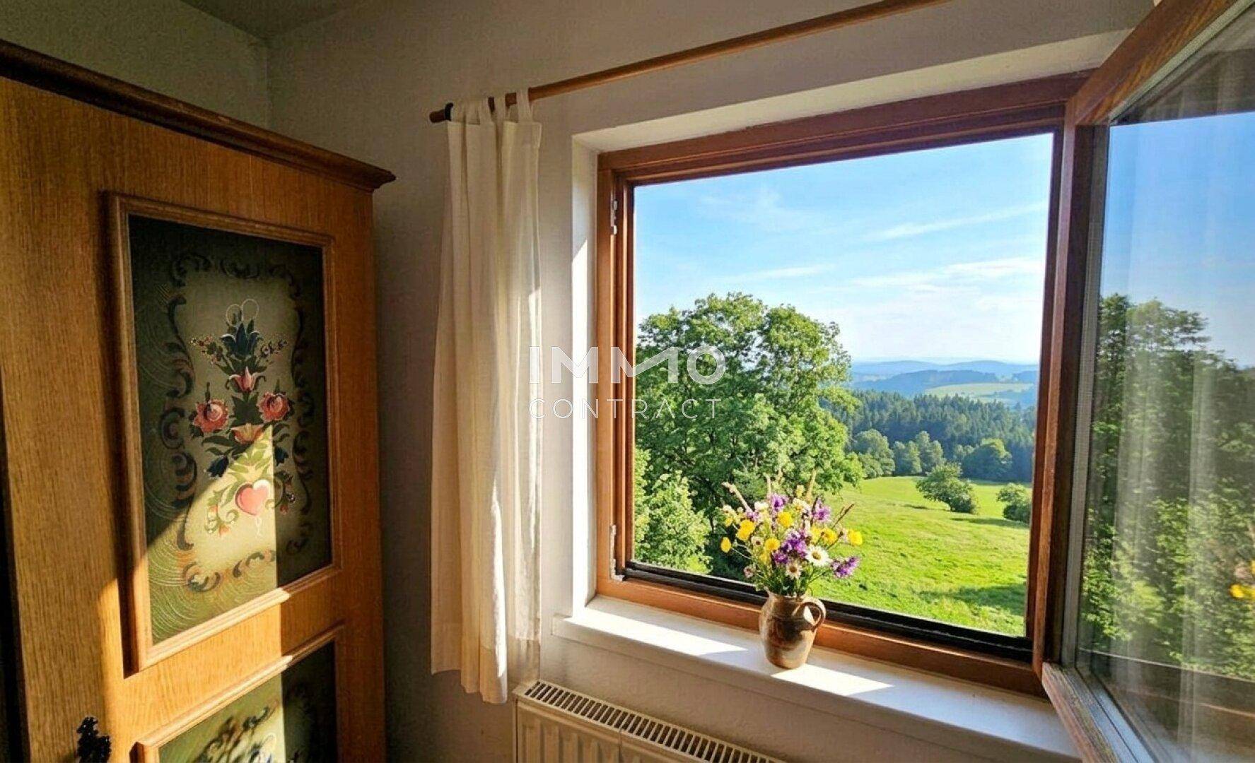 Malerischer Ausblick aus dem Fenster auf die weite, grüne Hügellandschaft.