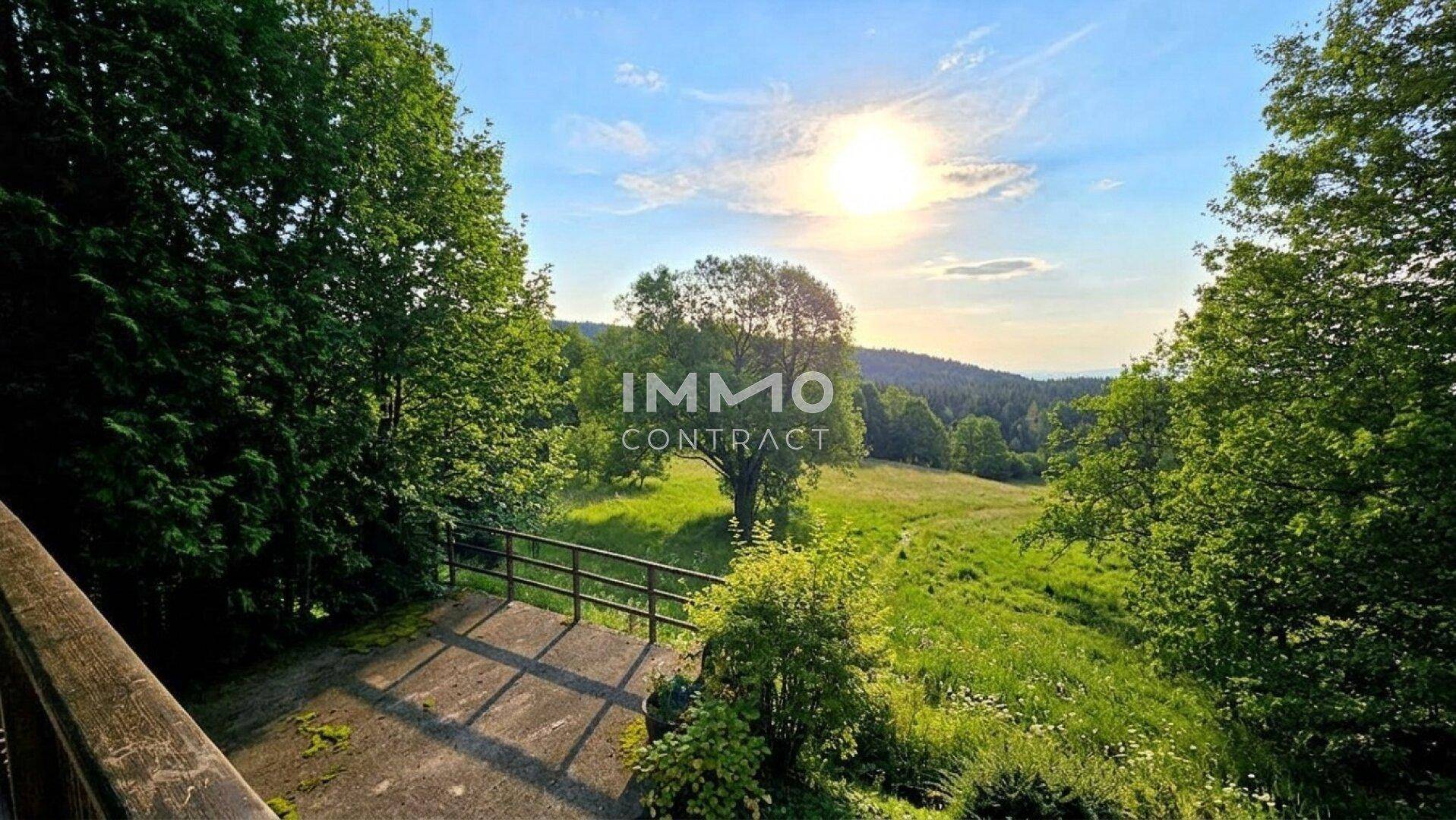 Malerischer Ausblick auf die hügelige, grüne Landschaft unter strahlend blauem Himmel.