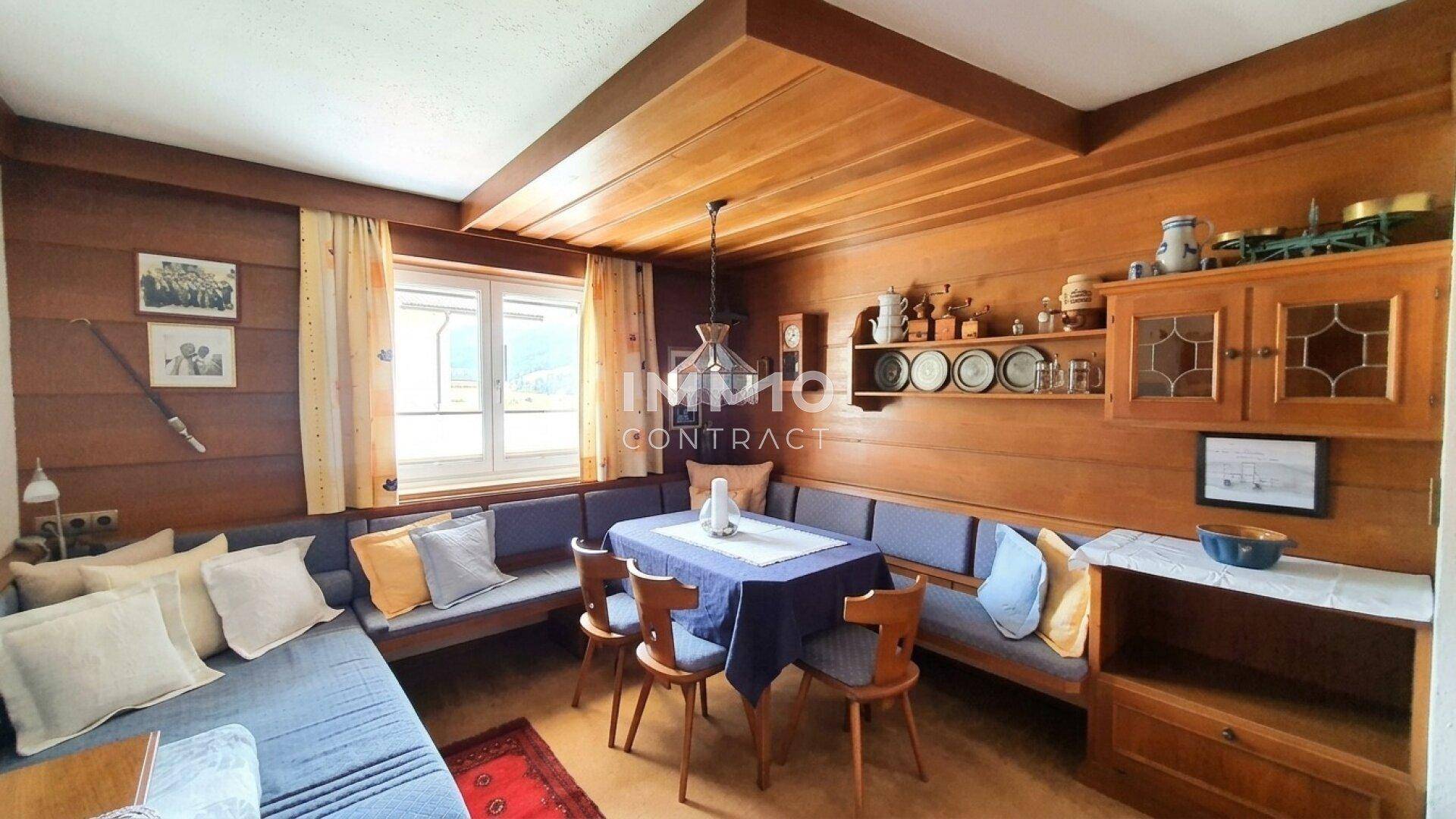 Traditioneller Essbereich im alpinen Stil mit Holztäfelung, Eckbank und rustikalen Möbeln.