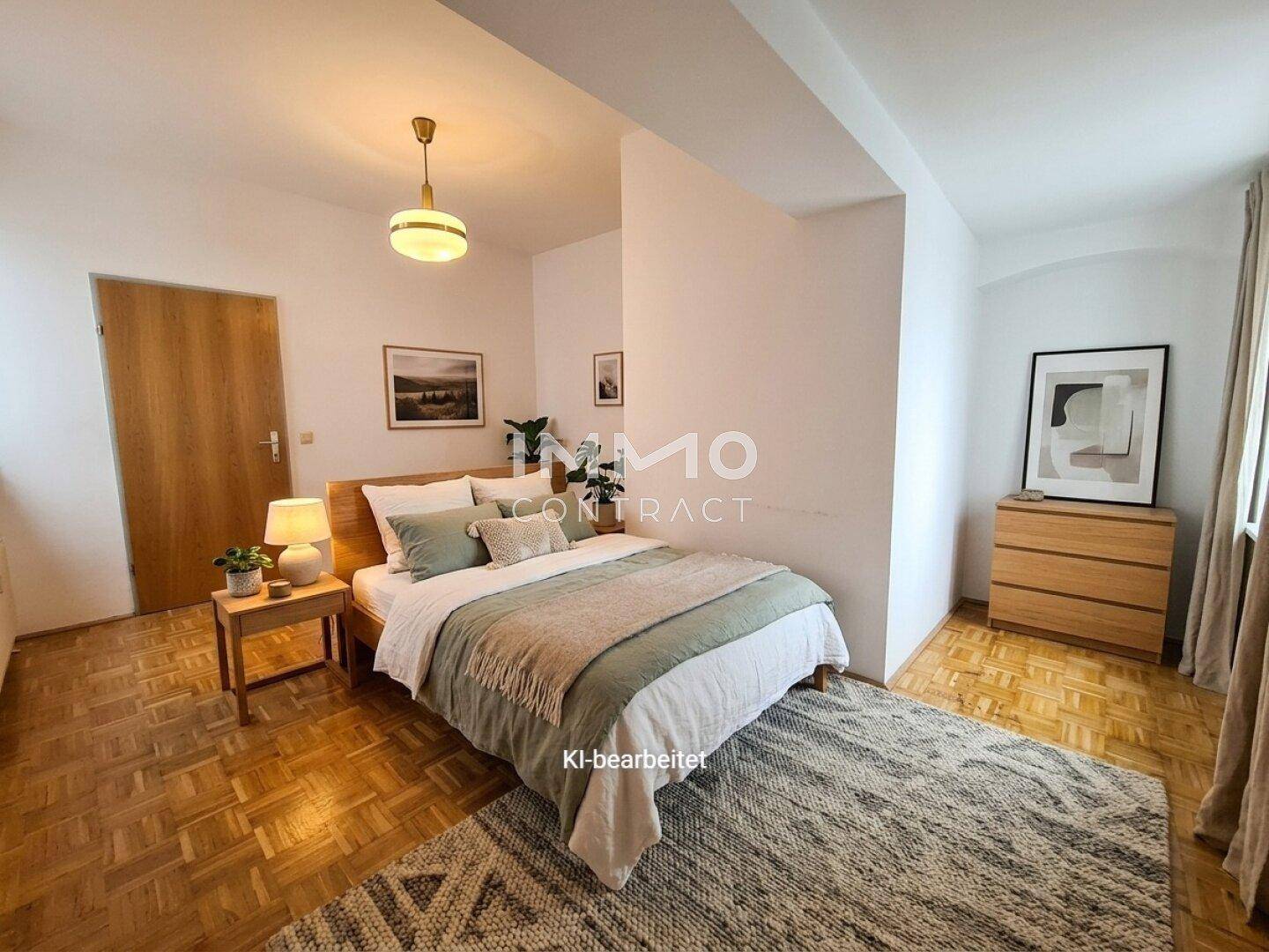 Gemütliches Schlafzimmer mit Holzbett, Parkettboden und moderner Einrichtung.