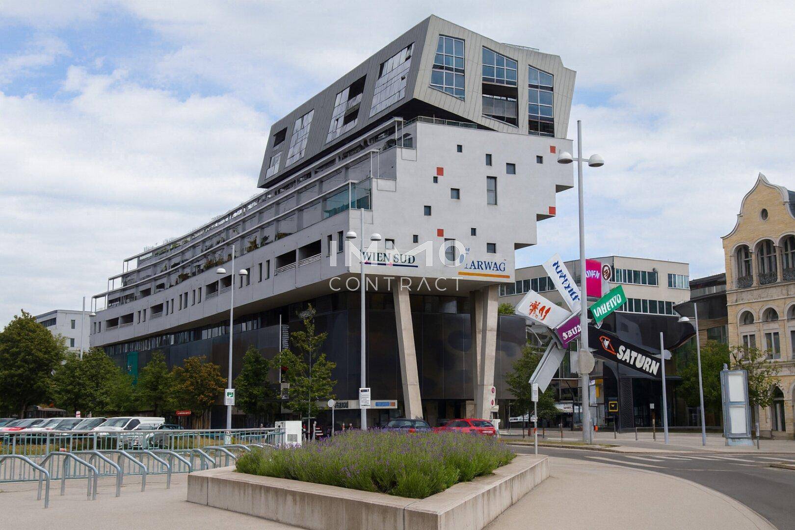Auffälliges modernes Gebäude mit einzigartiger Architektur und komplexer Fassade in urbaner Umgebung.