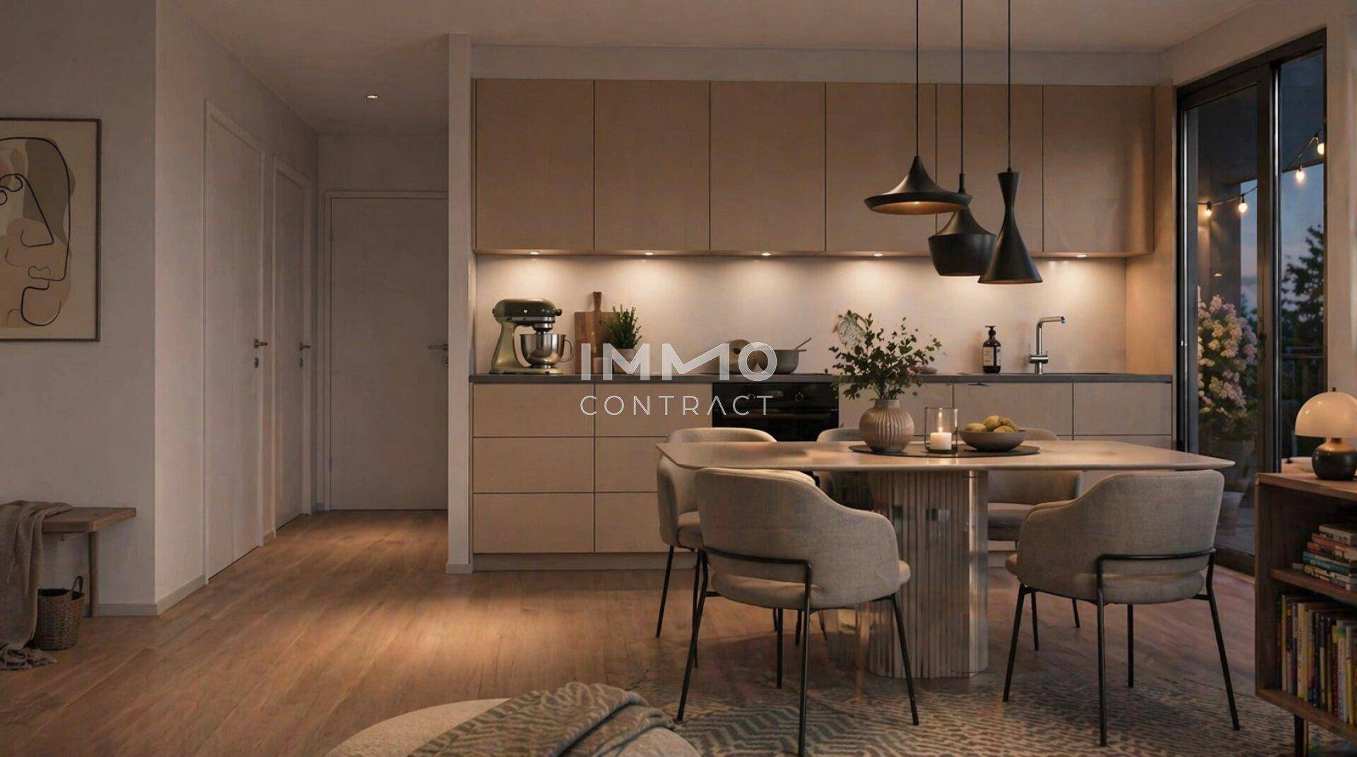 Moderne offene Küche mit Holzböden, integrierten Geräten und einem eleganten Essbereich.