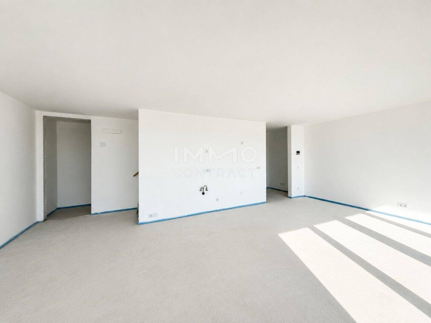 Geräumiger, unmöblierter Raum mit viel Tageslicht, ideal für individuelle Gestaltung.
