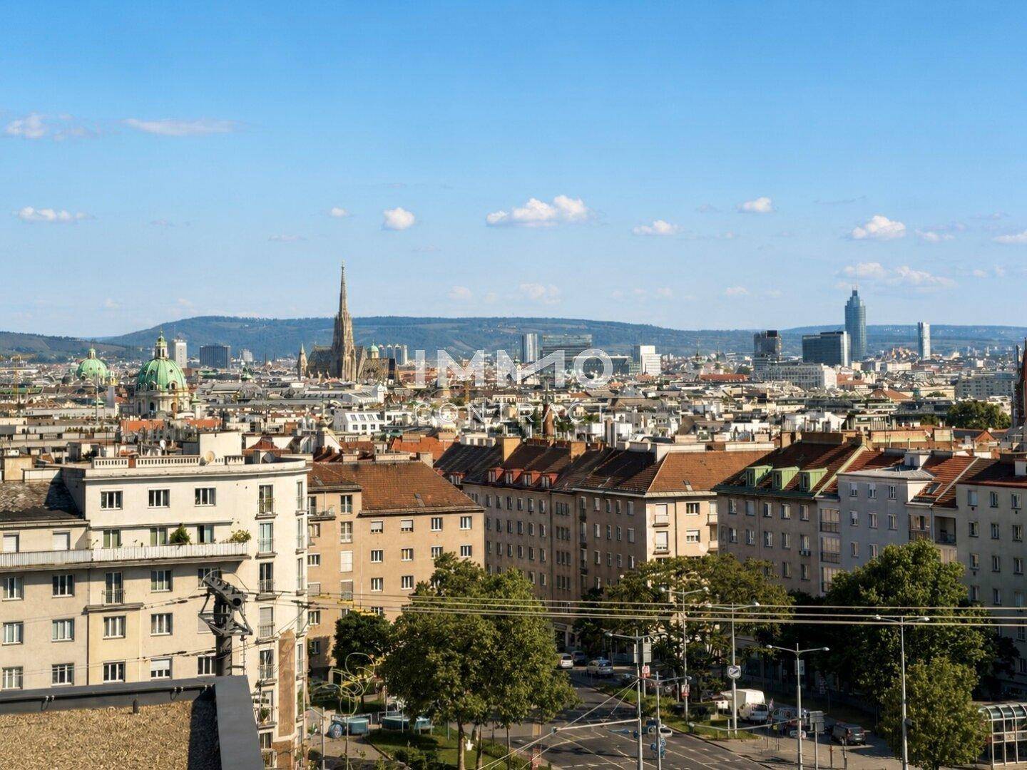 Panoramablick über die Stadt mit historischen Gebäuden und moderner Skyline unter blauem Himmel.