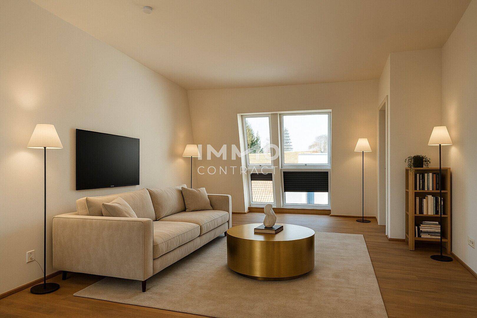 Helles und modern eingerichtetes Wohnzimmer mit großen Fenstern, Holzboden und beigem Sofa.
