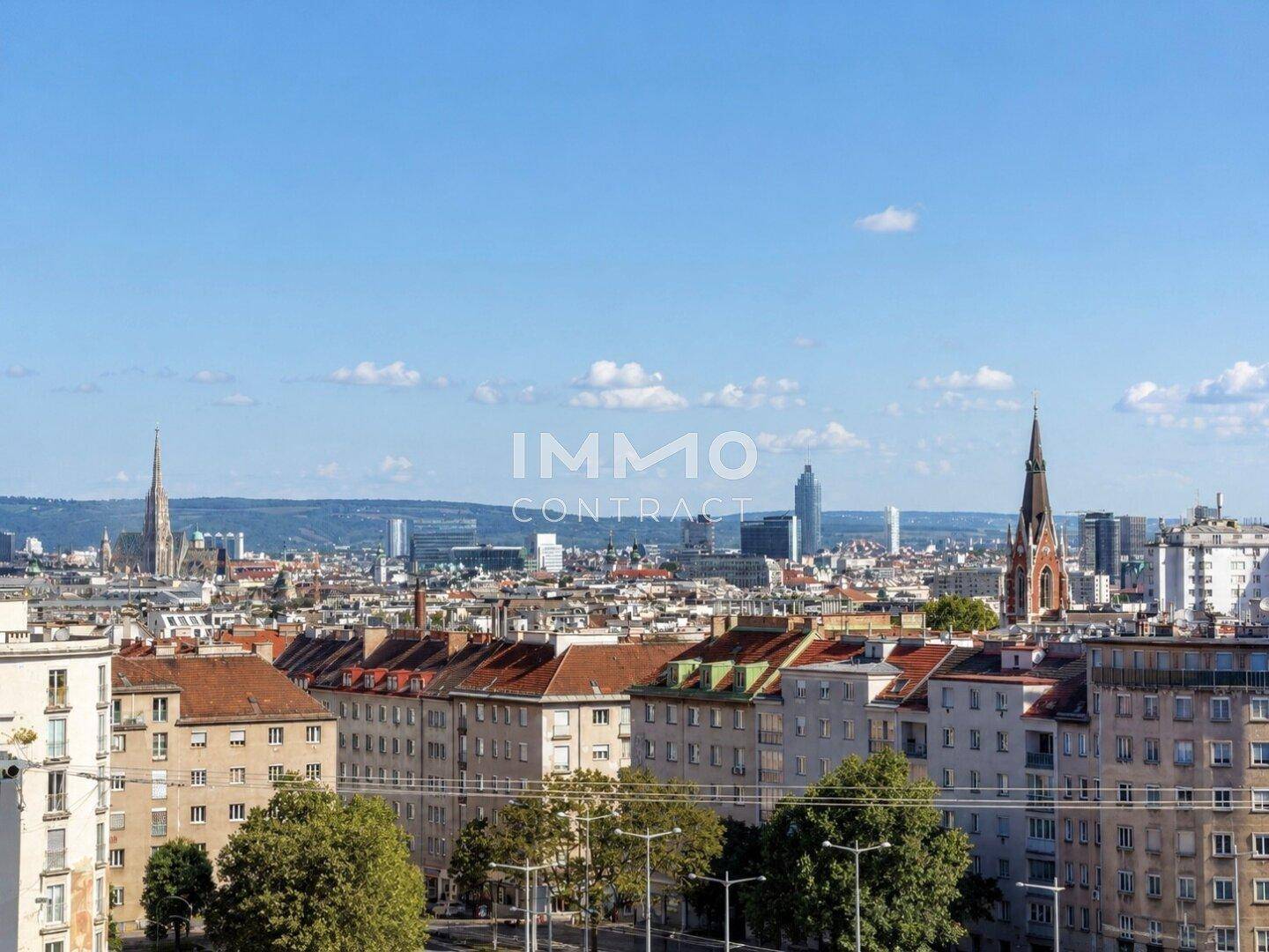 Panoramablick über die Stadt mit historischen Gebäuden und moderner Skyline.
