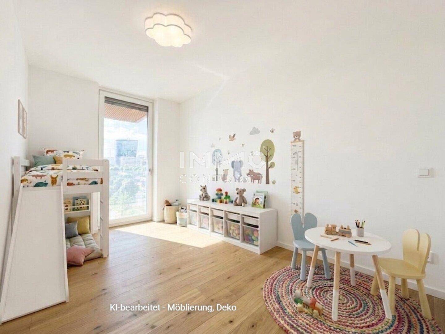 Freundliches Kinderzimmer mit Holzboden, Spielbereich und viel Tageslicht.