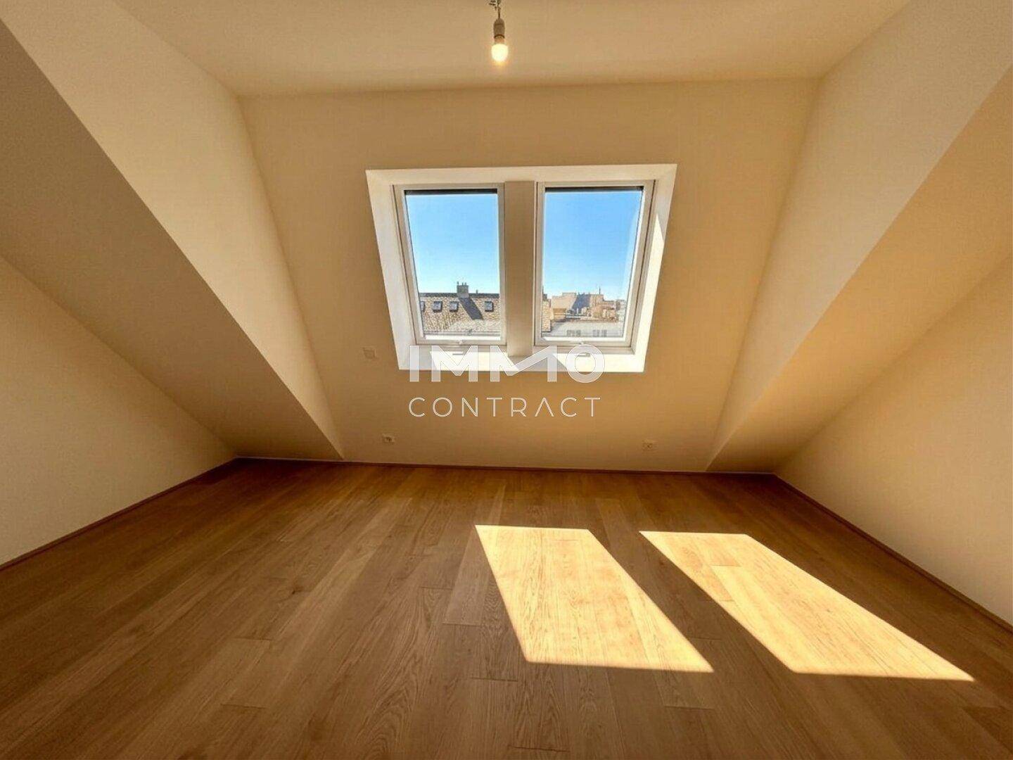 Lichtdurchflutetes Dachgeschosszimmer mit schrägem Dach und einem großen Dachfenster, bereit zur individuellen Gestaltung.