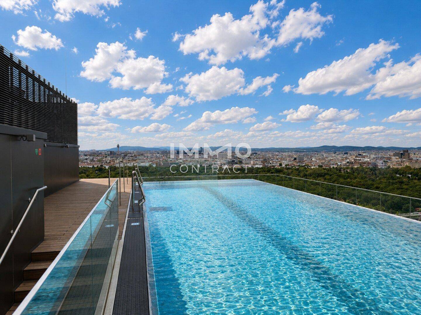 Infinity-Pool auf dem Dach mit atemberaubendem Stadtblick, umgeben von einer Holzterrasse.