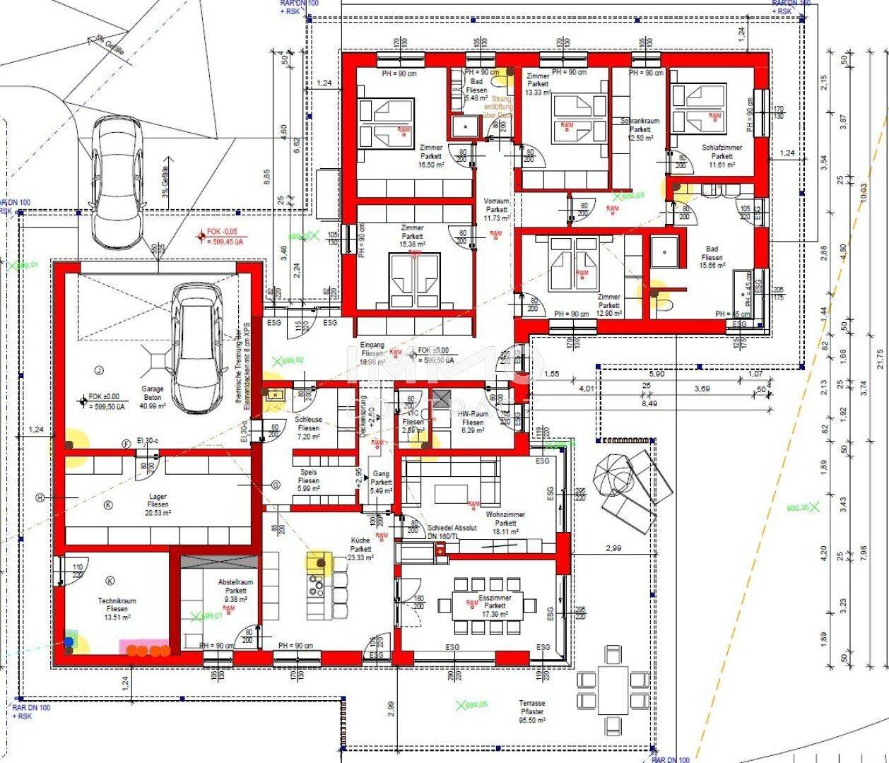 Detaillierter Grundriss eines Hauses mit Garage, mehreren Zimmern und Terrassenbereich im Erdgeschoss.