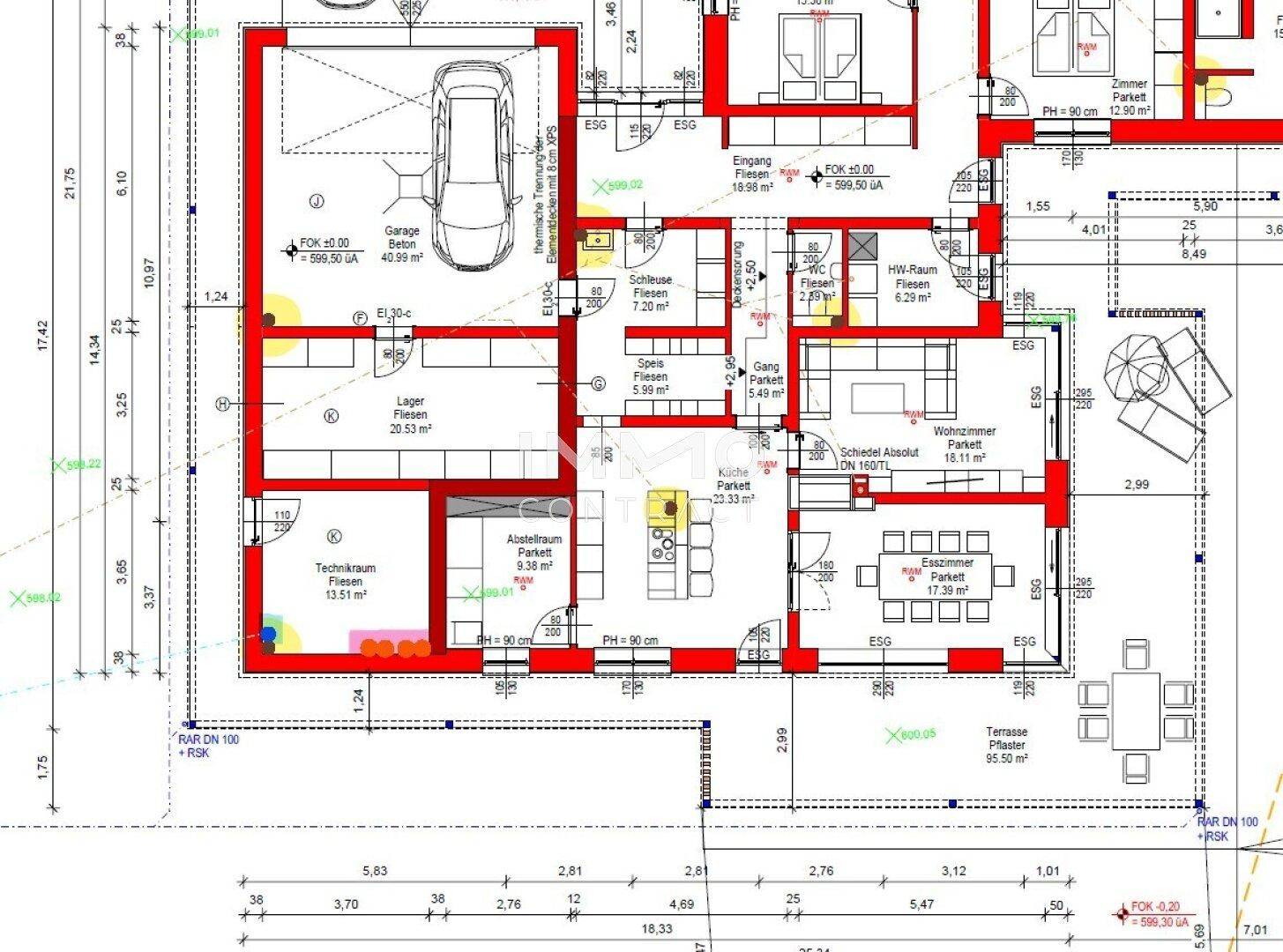 Ausschnitt des Grundrisses mit Garage, offener Küche, Wohn- und Essbereich sowie großer Terrasse.