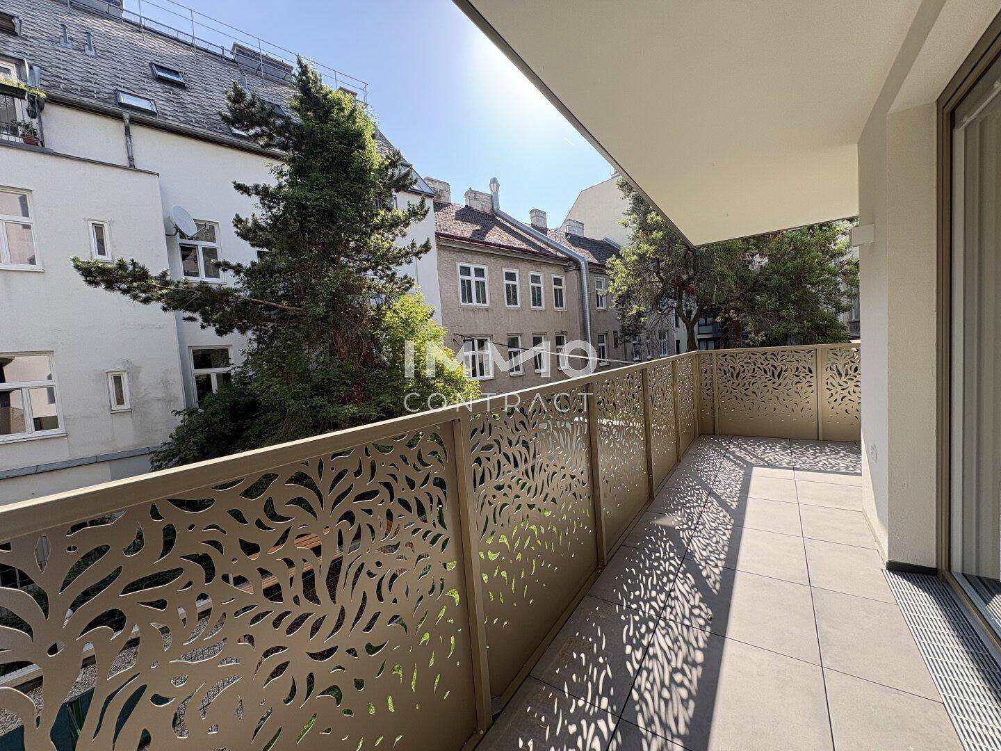 Sonniger Balkon mit stilvollen Geländern und weitem Blick über die Stadt.