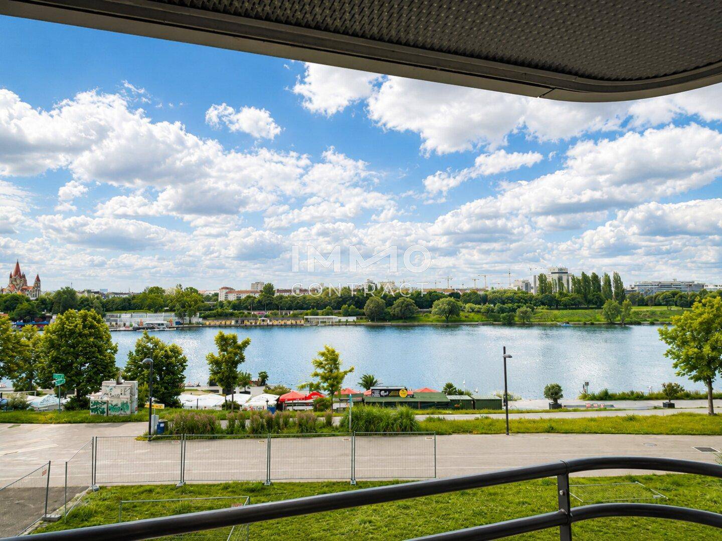 Panoramablick vom Balkon auf den Fluss und die umliegende Stadtlandschaft.