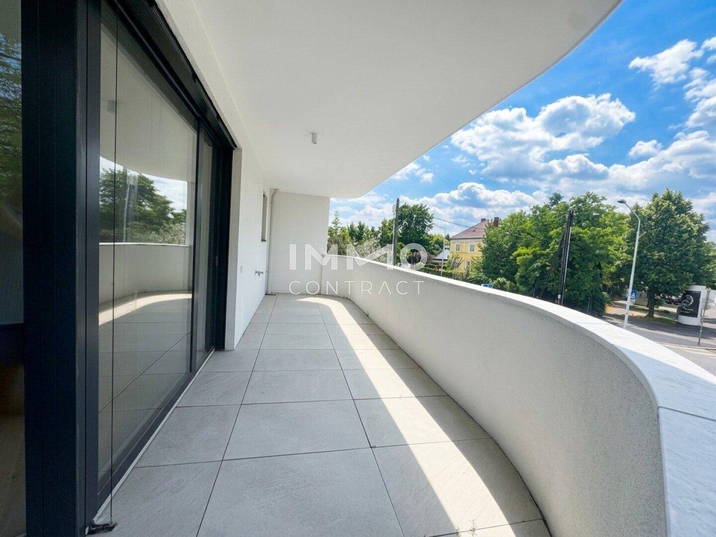 Geräumiger Balkon mit Fliesenboden und moderner Brüstung, bietet Platz im Freien.