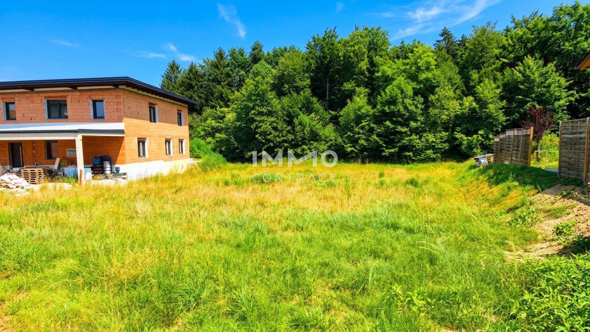 Weitläufiges Grundstück mit Neubau in ländlicher Umgebung und viel Grün.