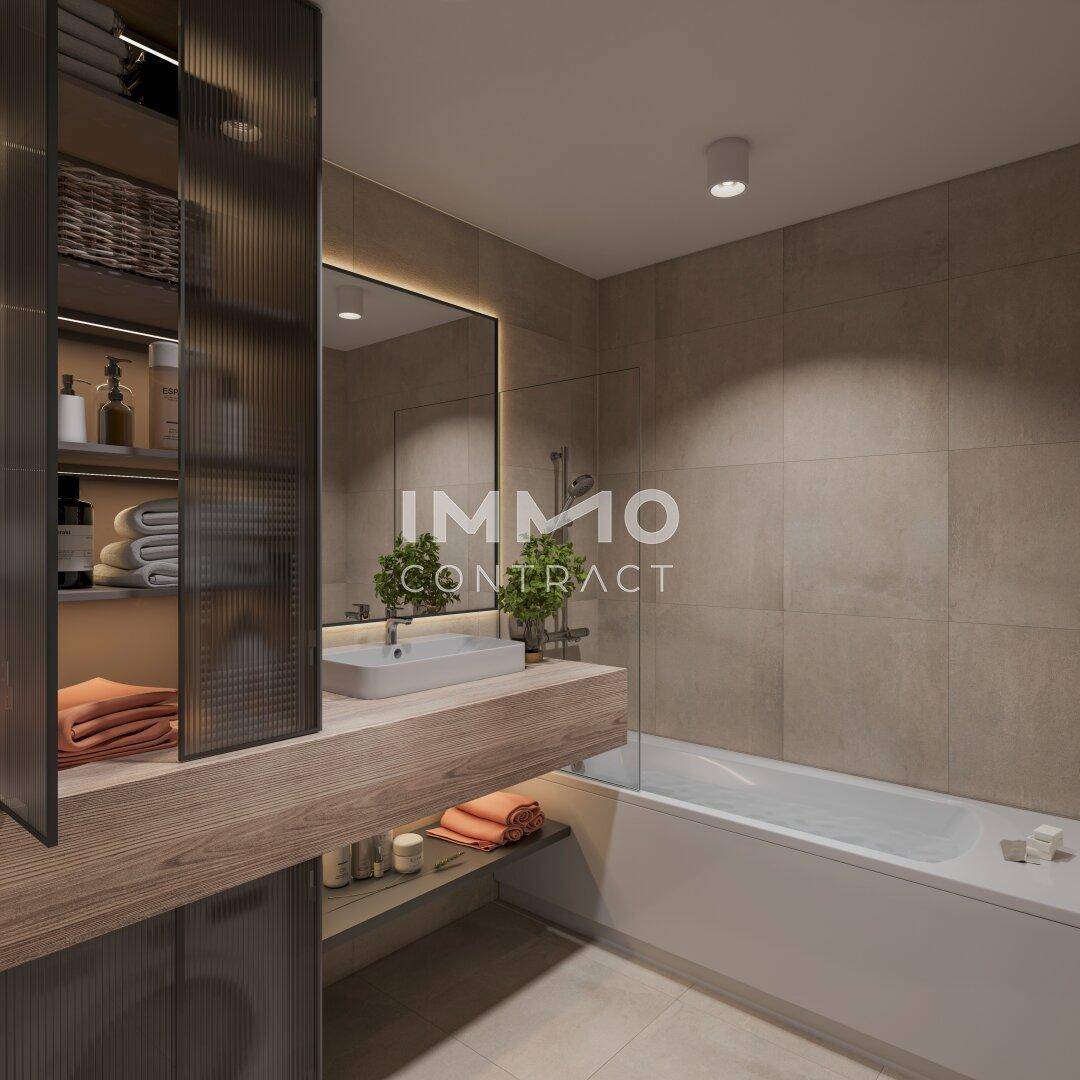 Modernes Badezimmer mit Badewanne, Einzelwaschbecken und eleganten Fliesen.