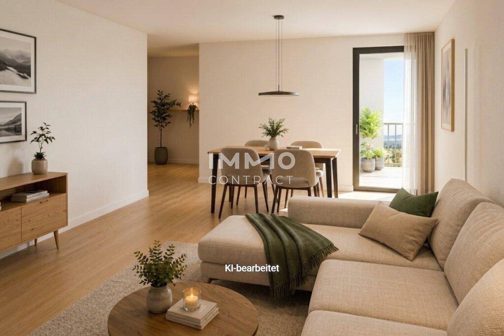 Heller offener Wohn-Essbereich mit beigem Sofa, Esstisch und Zugang zu einem Balkon.
